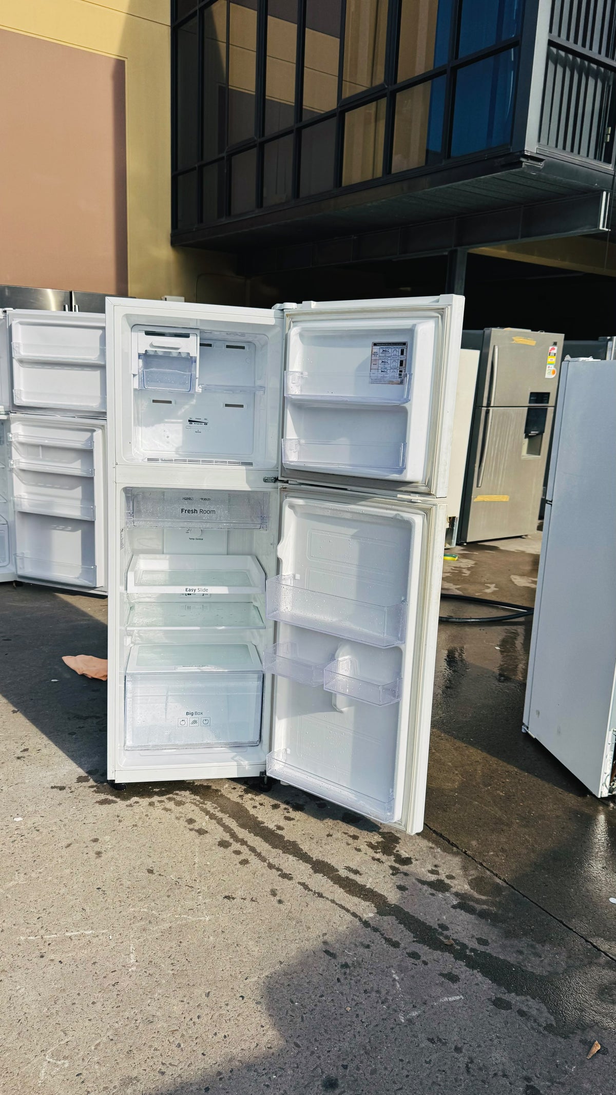 SAMSUNG 255 LITRES FRIDGE FREEZER