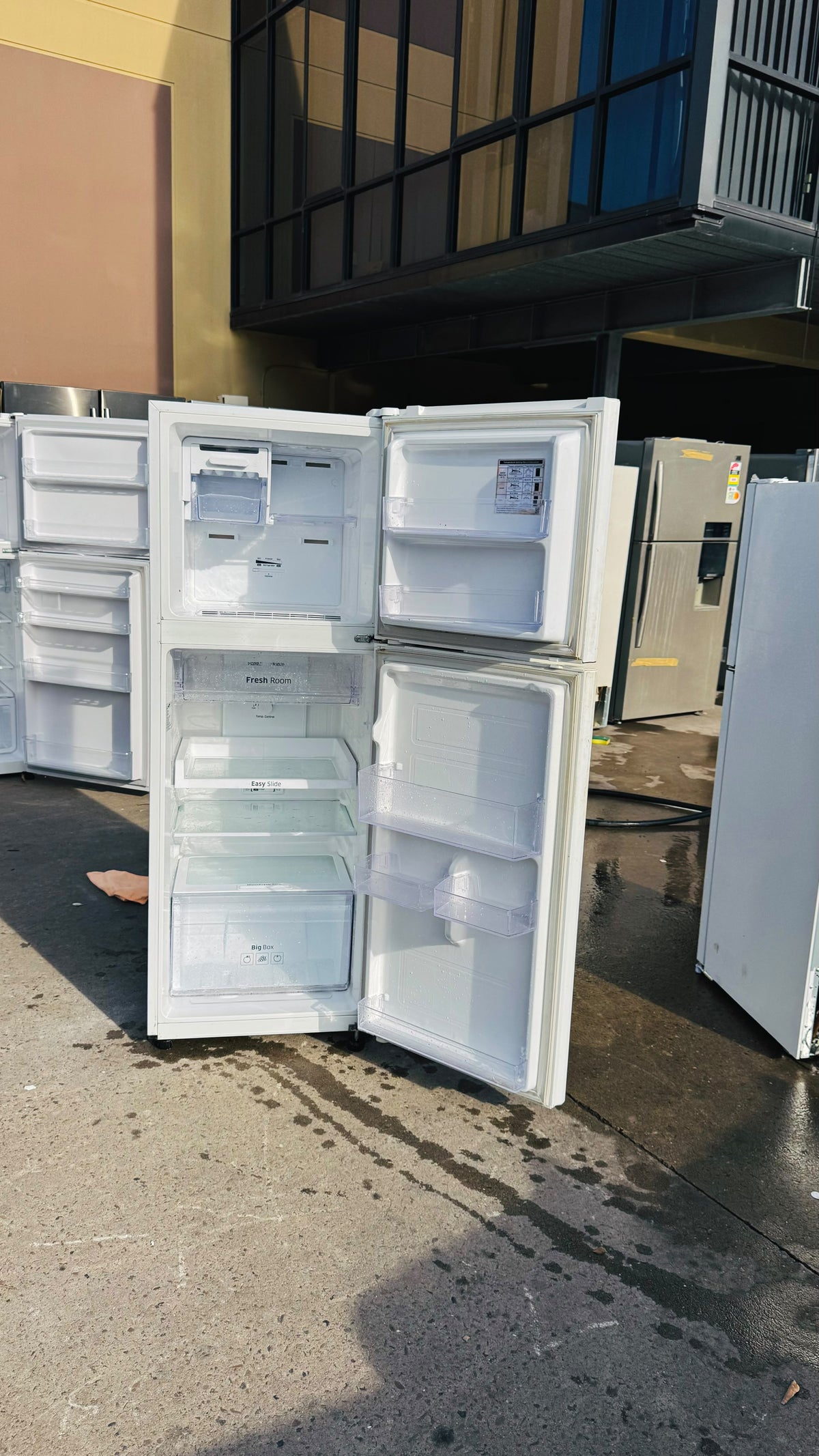 SAMSUNG 255 LITRES FRIDGE FREEZER