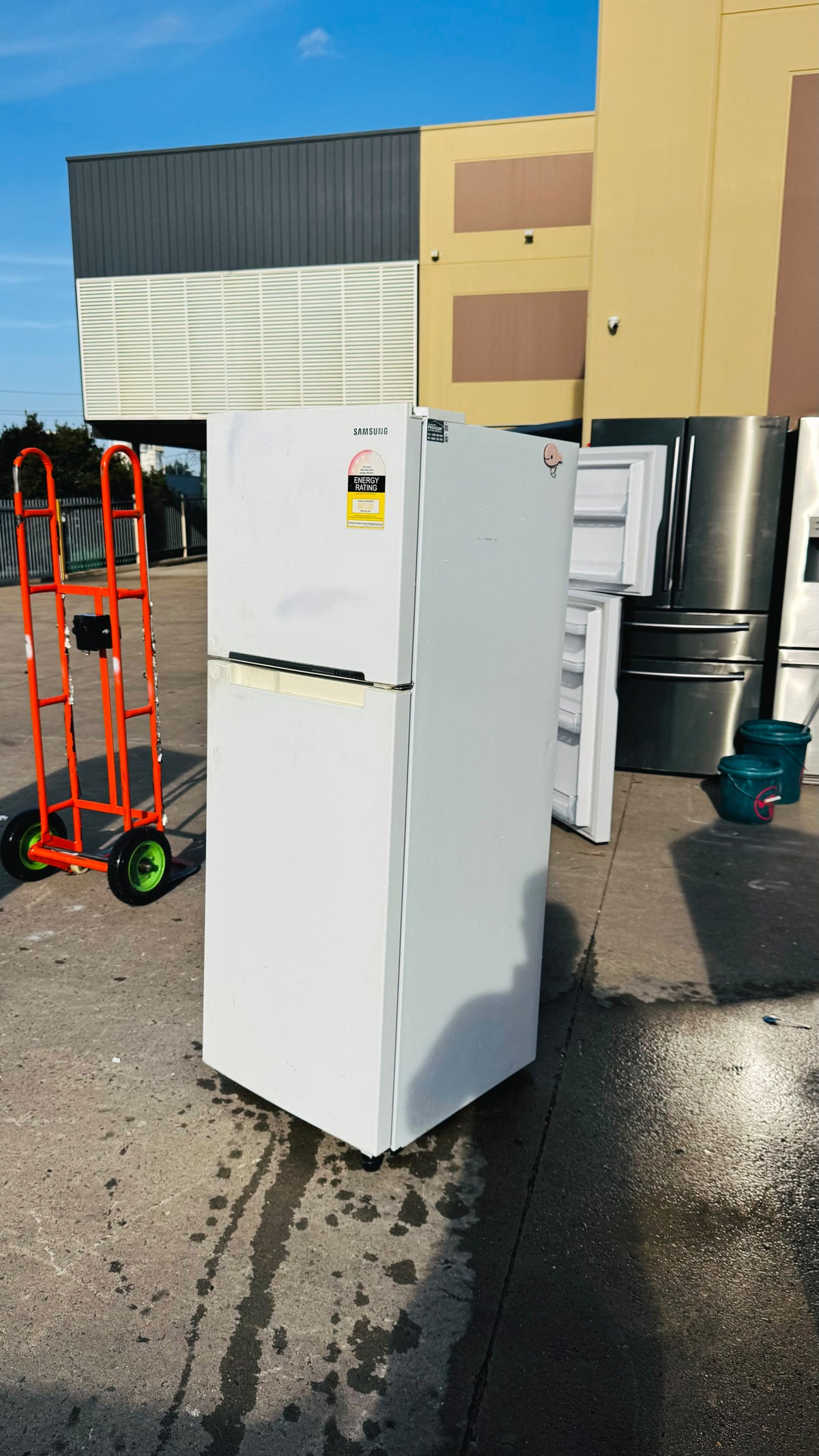 SAMSUNG 255 LITRES FRIDGE FREEZER