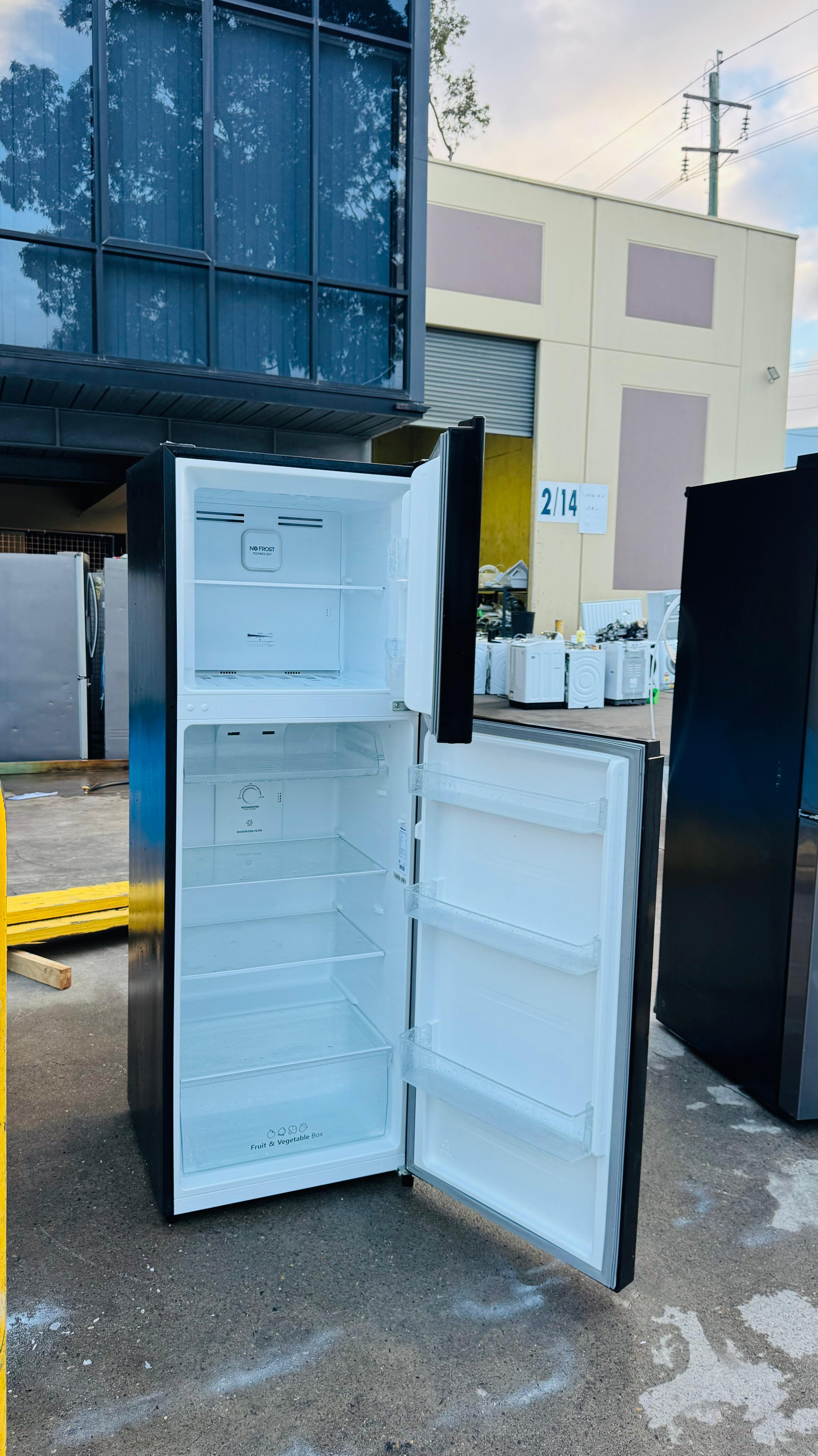 HISENSE 326 LITRES FRIDGE FREEZER