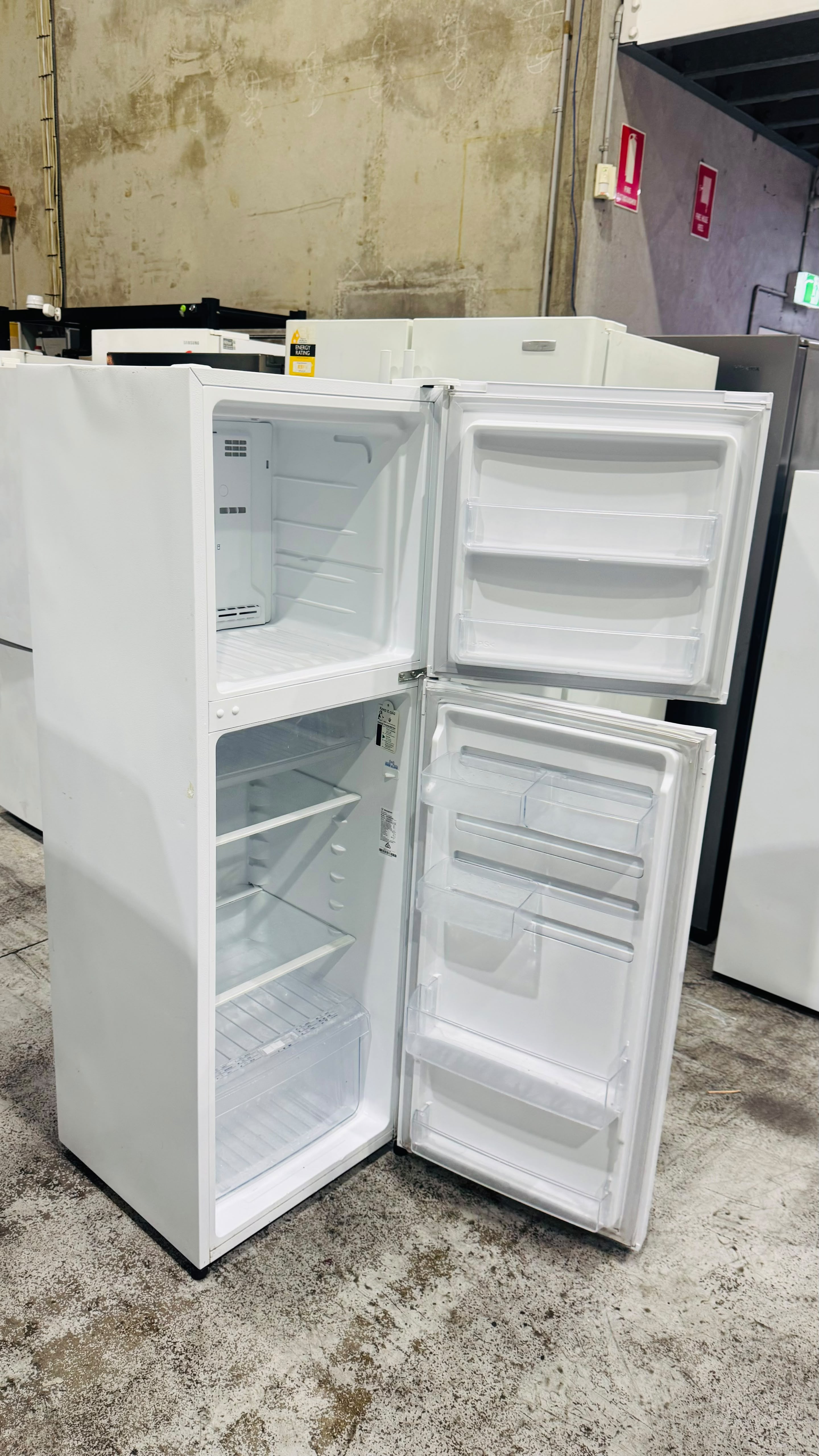WESTINGHOUSE 276 LITRES FRIDGE FREEZER