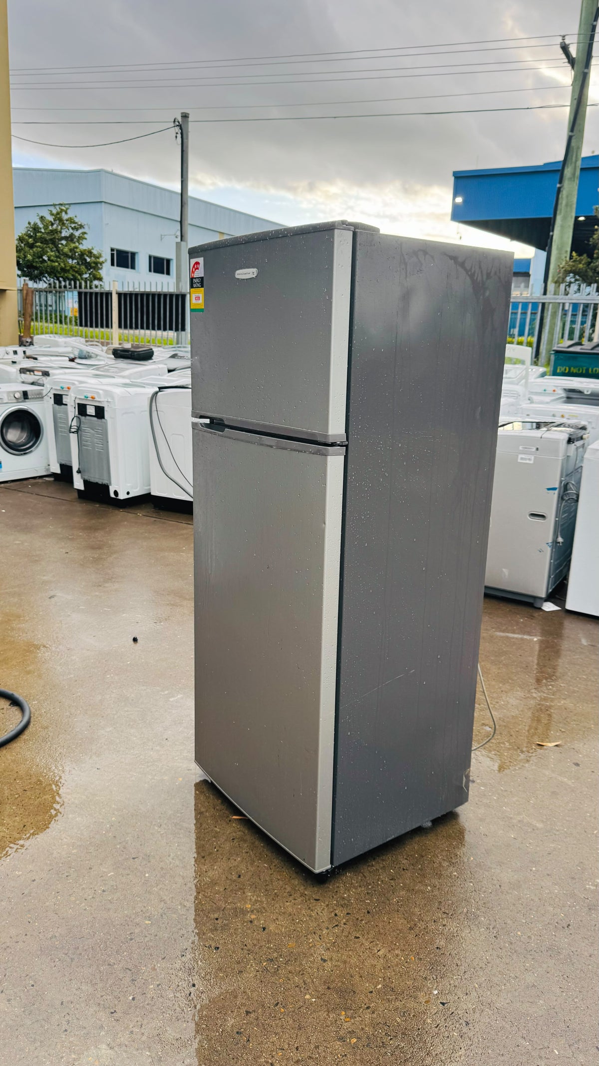 KELVINATOR 390 LITRES FRIDGE FREEZER