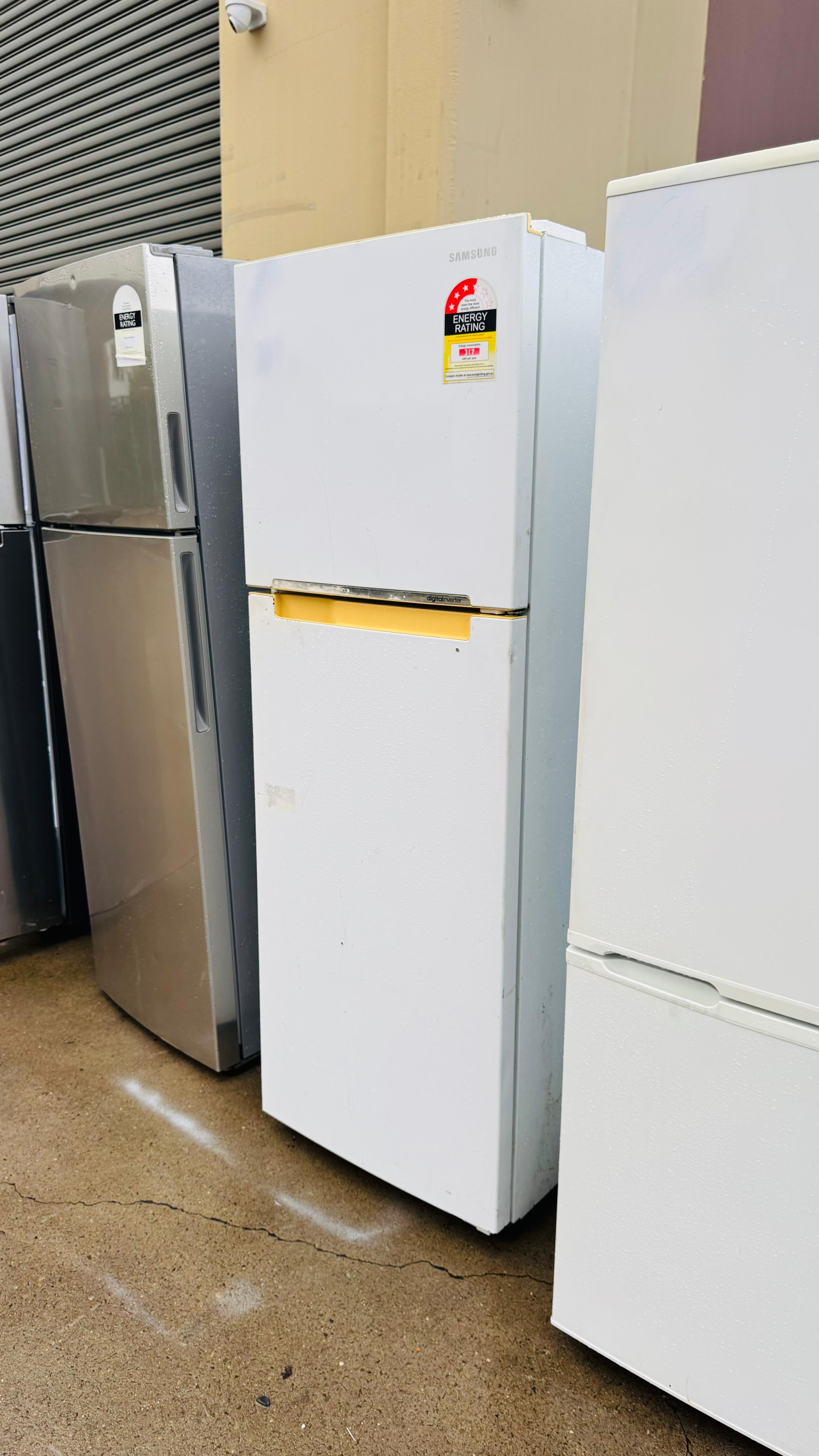 SAMSUNG 341 LITRES FRIDGE FREEZER