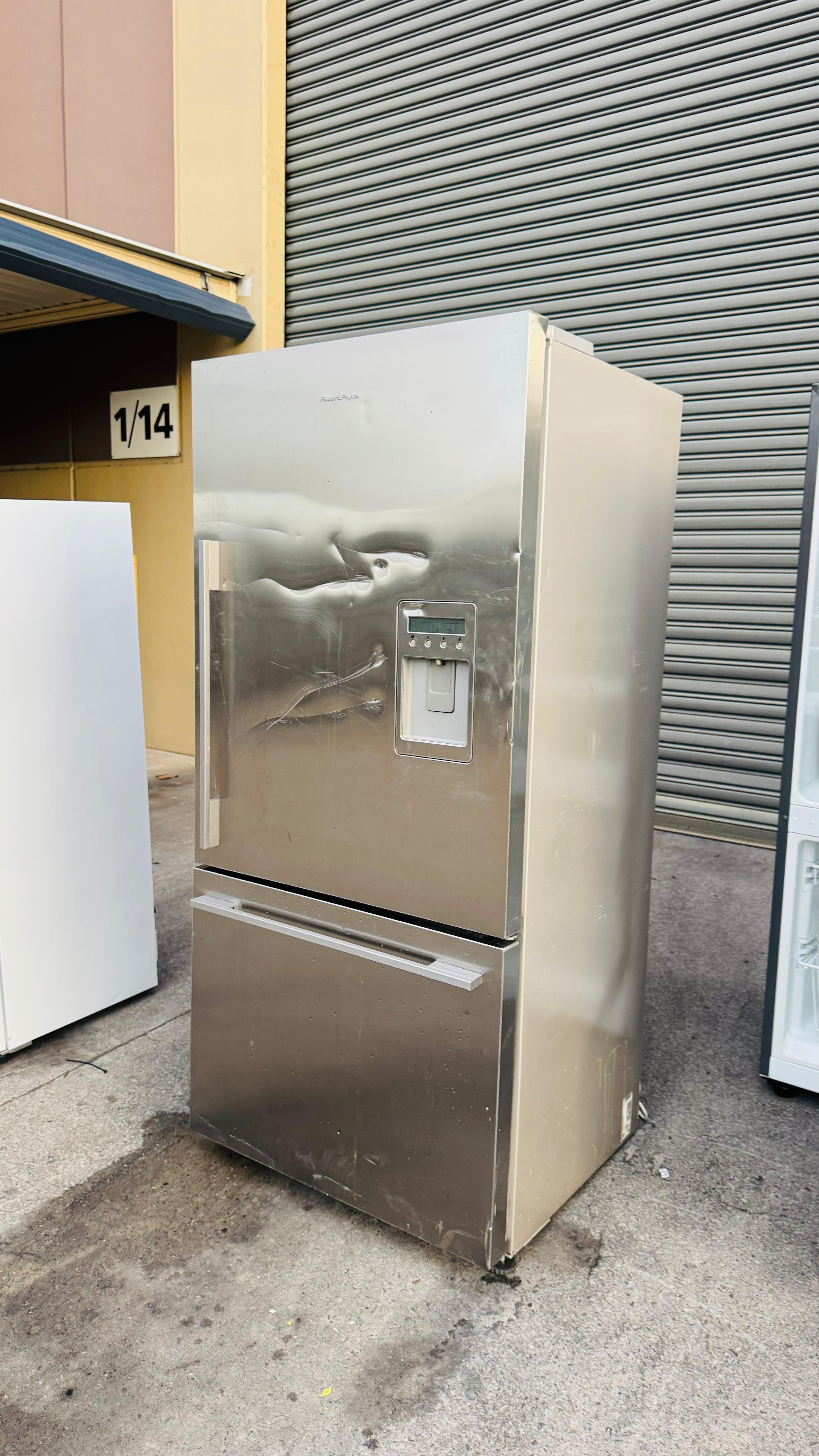 FISHER AND PAYKEL 519 LITRES FRIDGE FREEZER