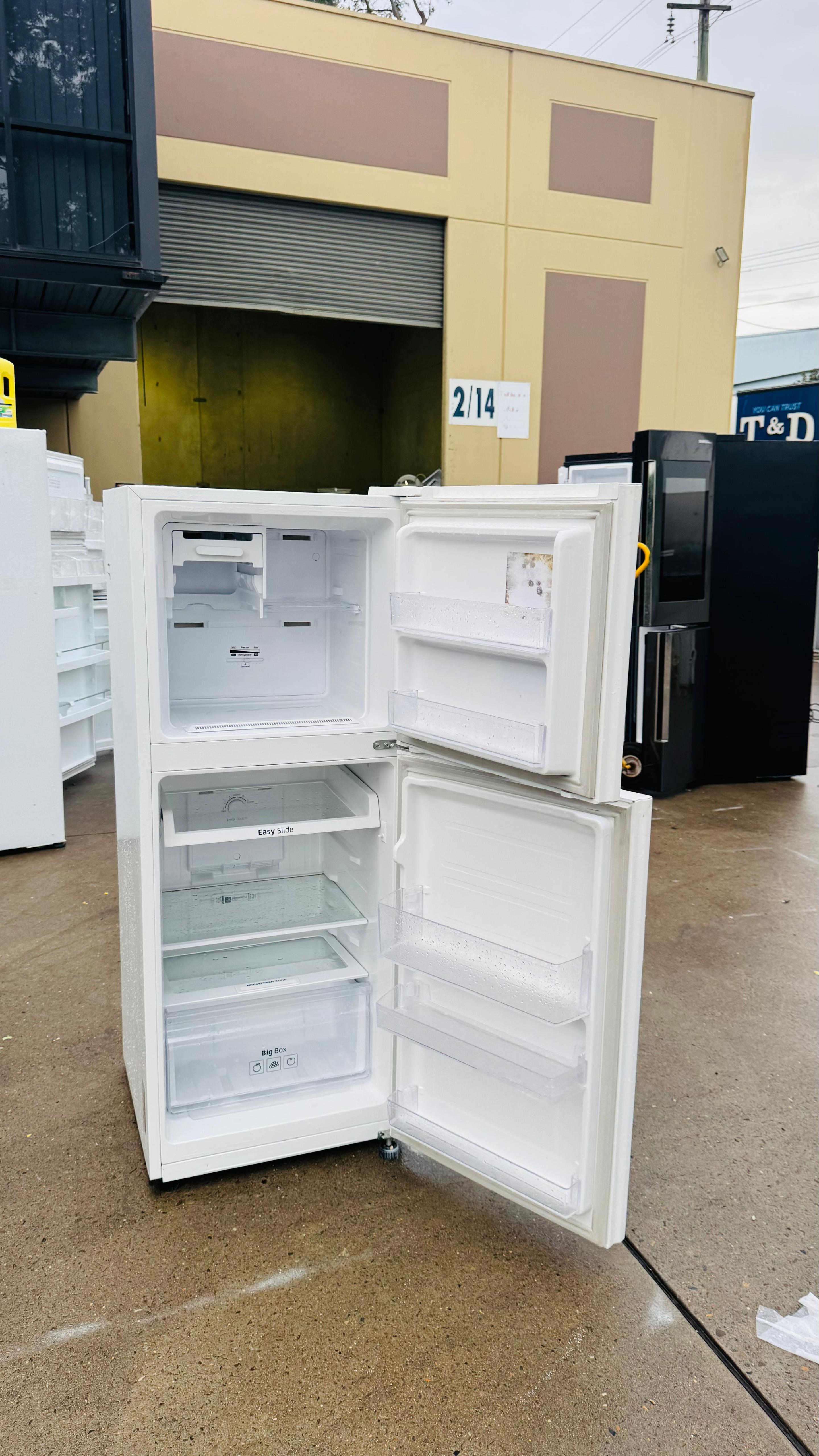 SAMSUNG 228 LITRES FRIDGE FREEZER