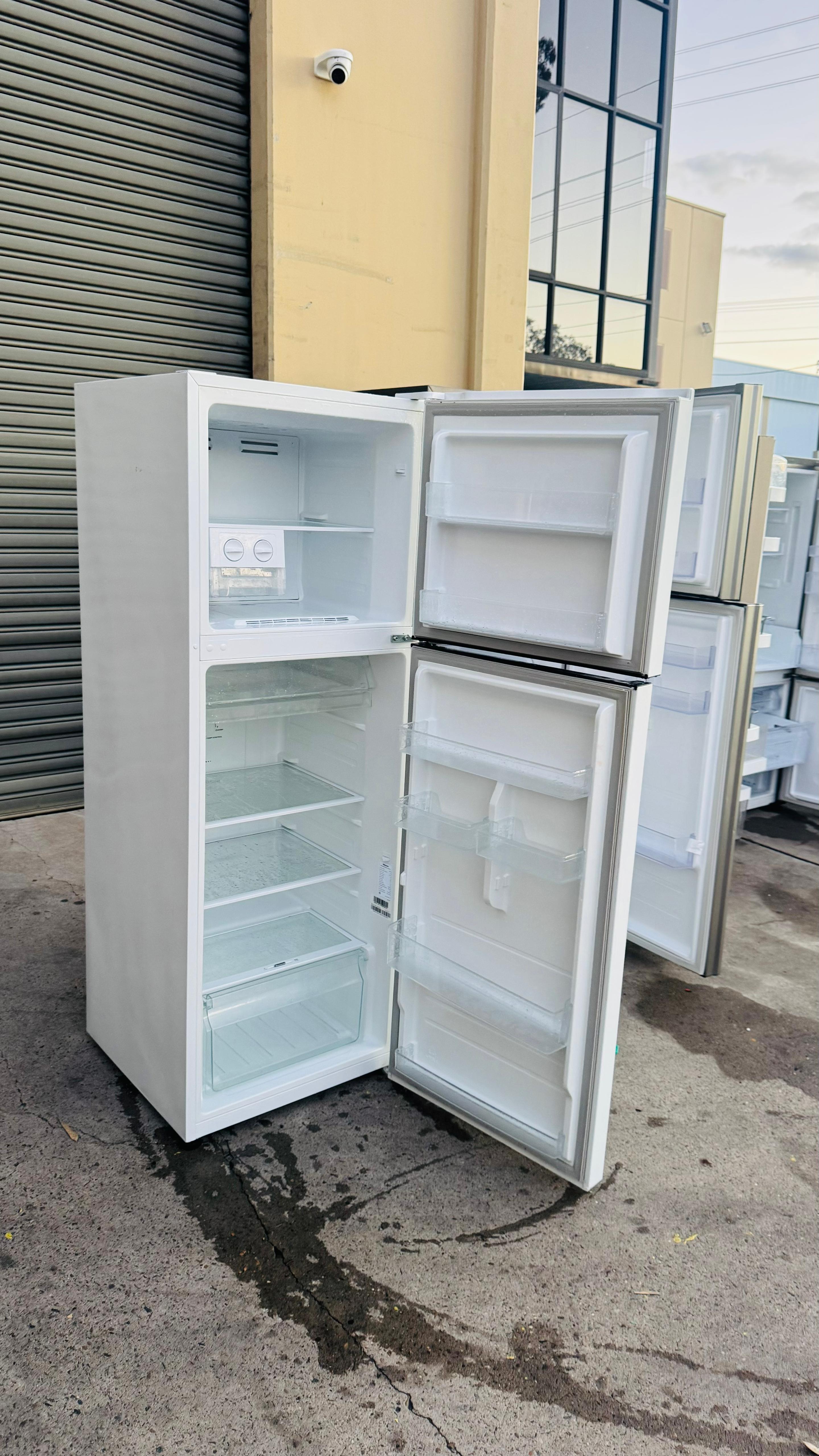 HISENSE 350 LITRES FRIDGE FREEZER