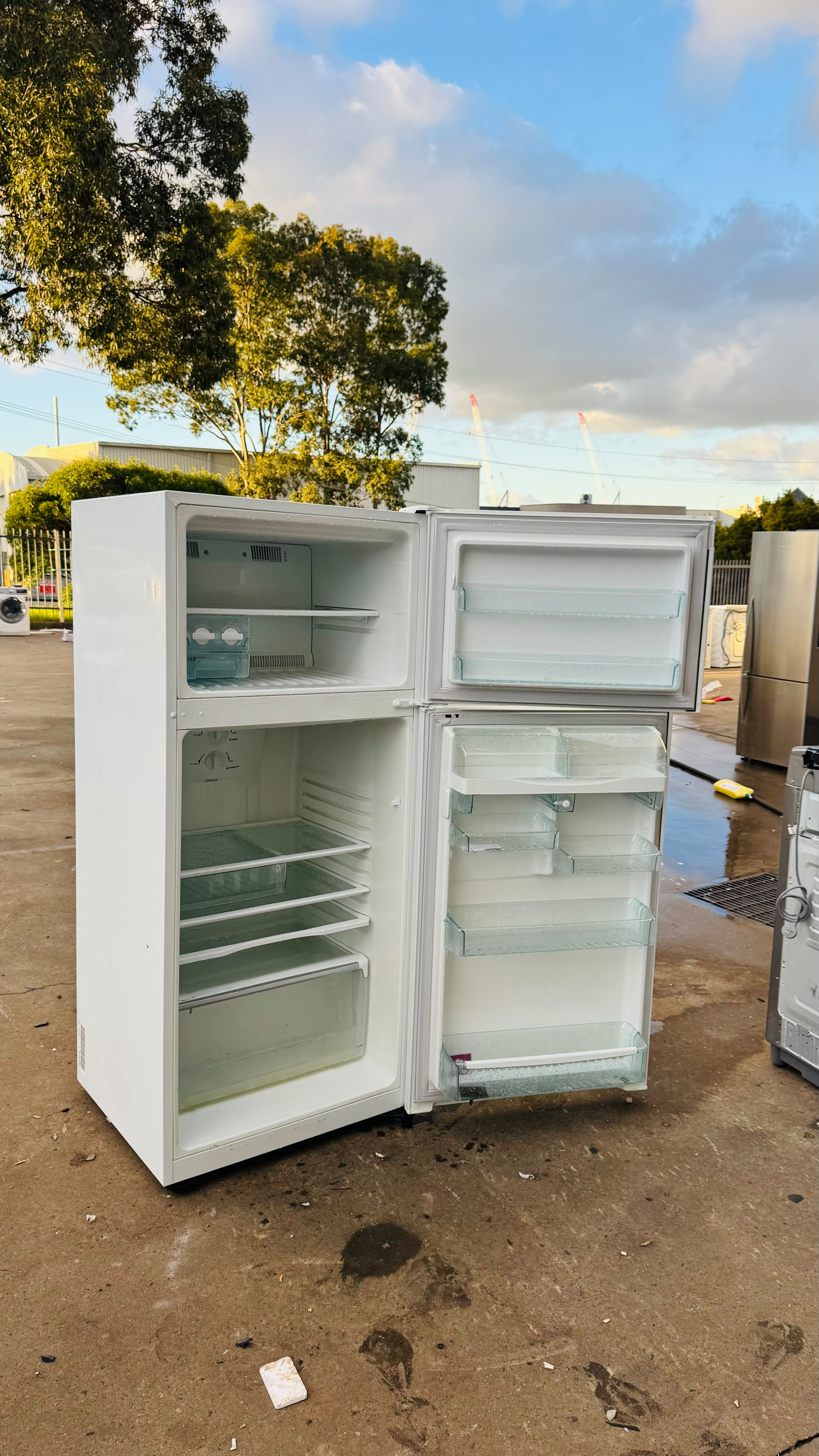 WESTINGHOUSE 420 LITRES FRIDGE FREEZER