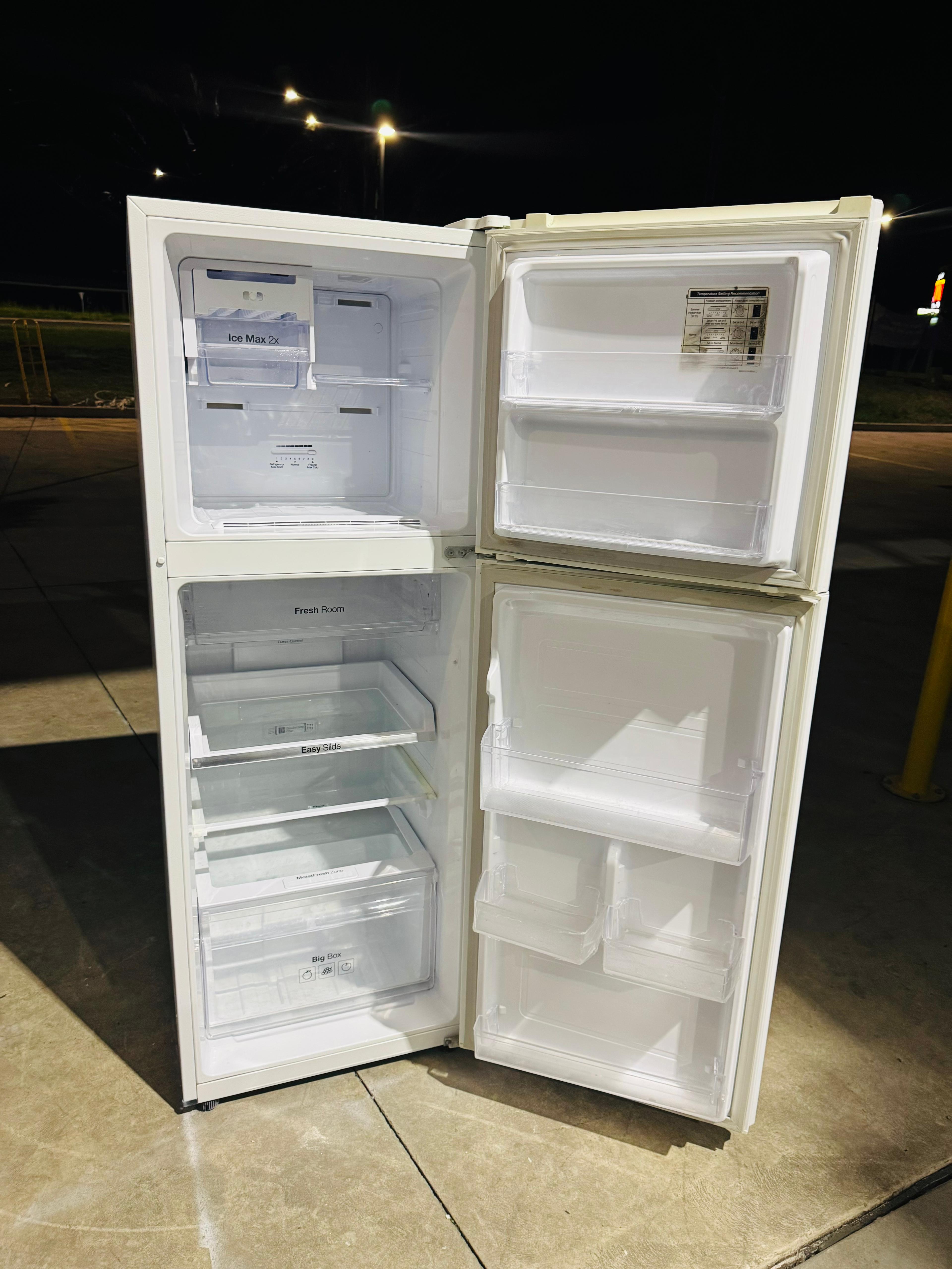 SAMSUNG 255 LITRES FRIDGE FREEZER & LG 7.5 KGS TOP LOADER WASHING MACHINE COMBO PACKAGE DEAL