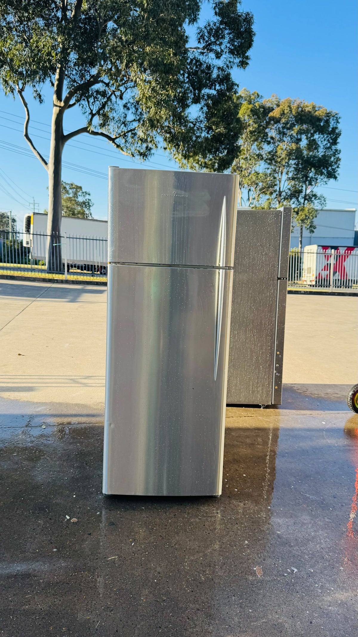 FISHER AND PAYKEL 411 LITRES FRIDGE FREEZER