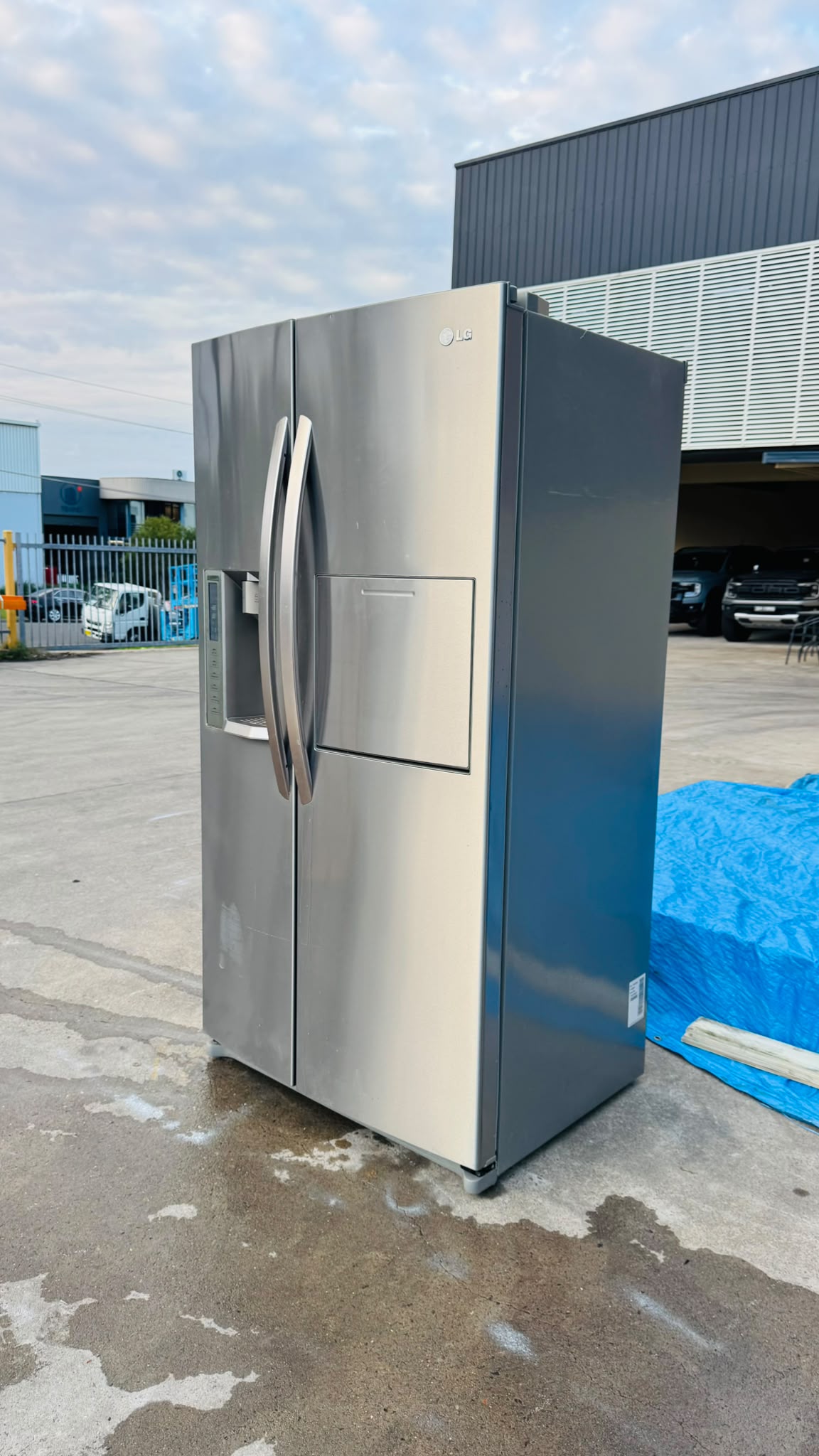 LG 693 LITRES SIDE BY SIDE FRIDGE FREEZER