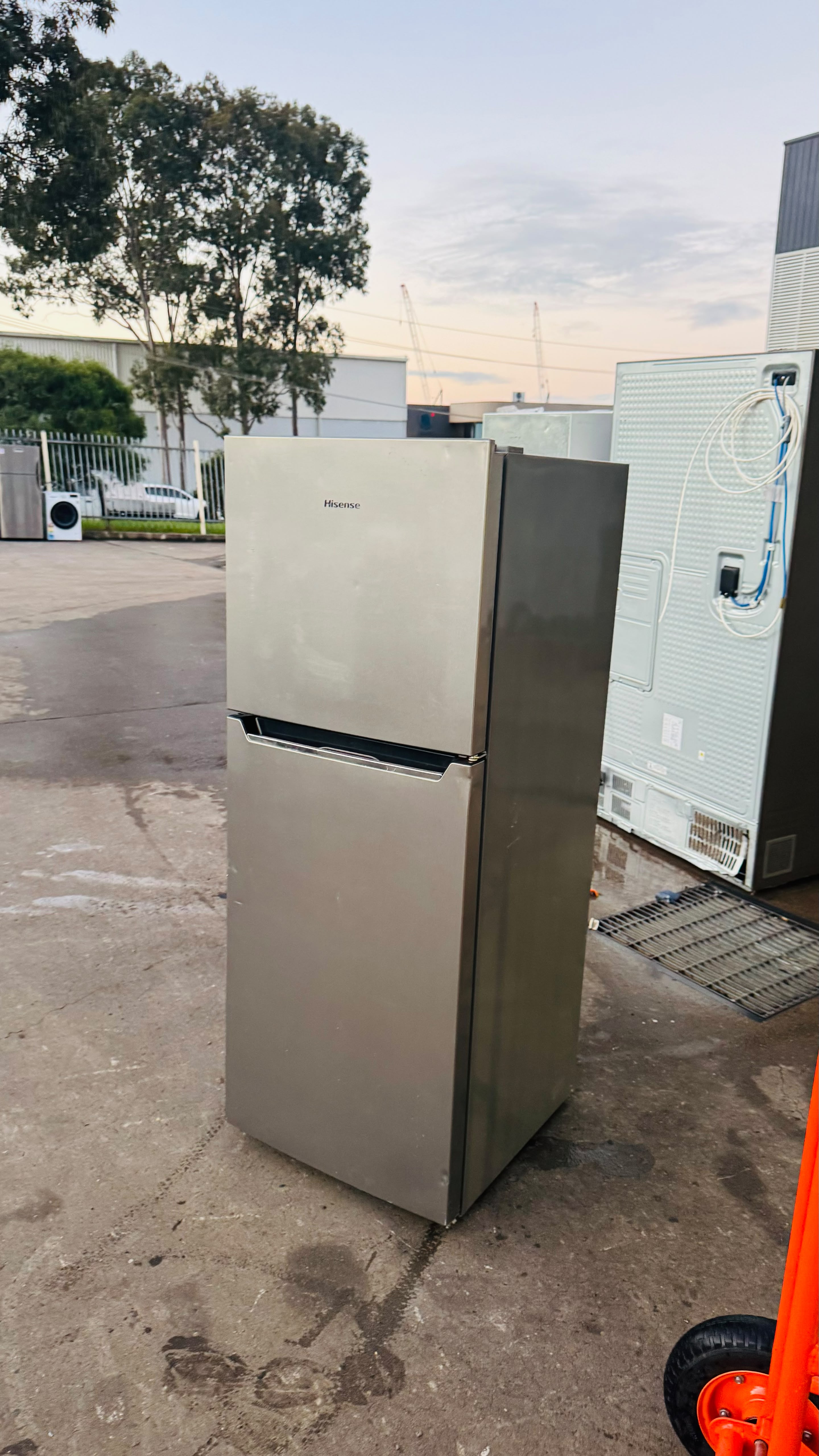 HISENSE 230 LITRES FRIDGE FREEZER
