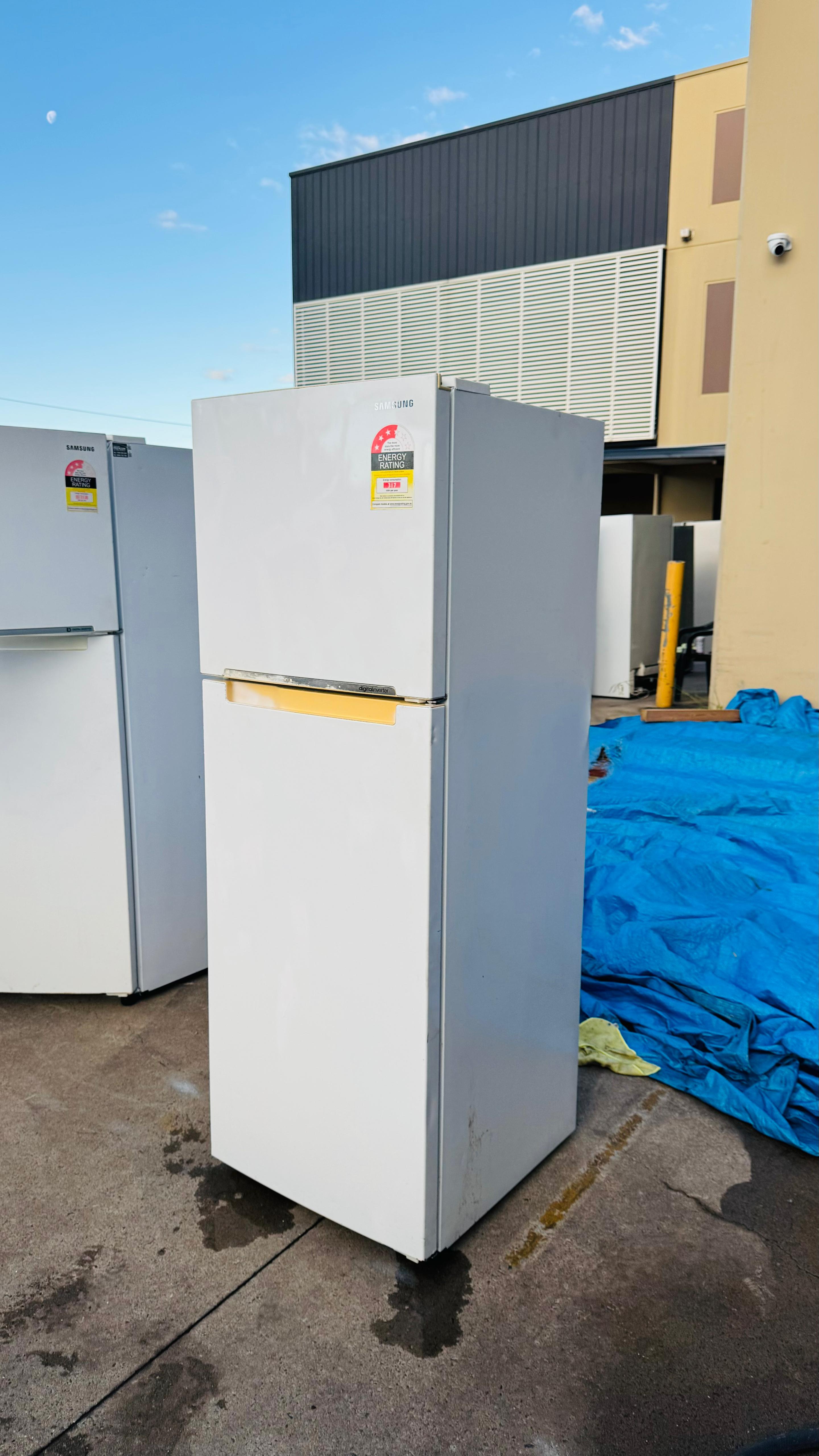 SAMSUNG 341 LITRES FRIDGE FREEZER