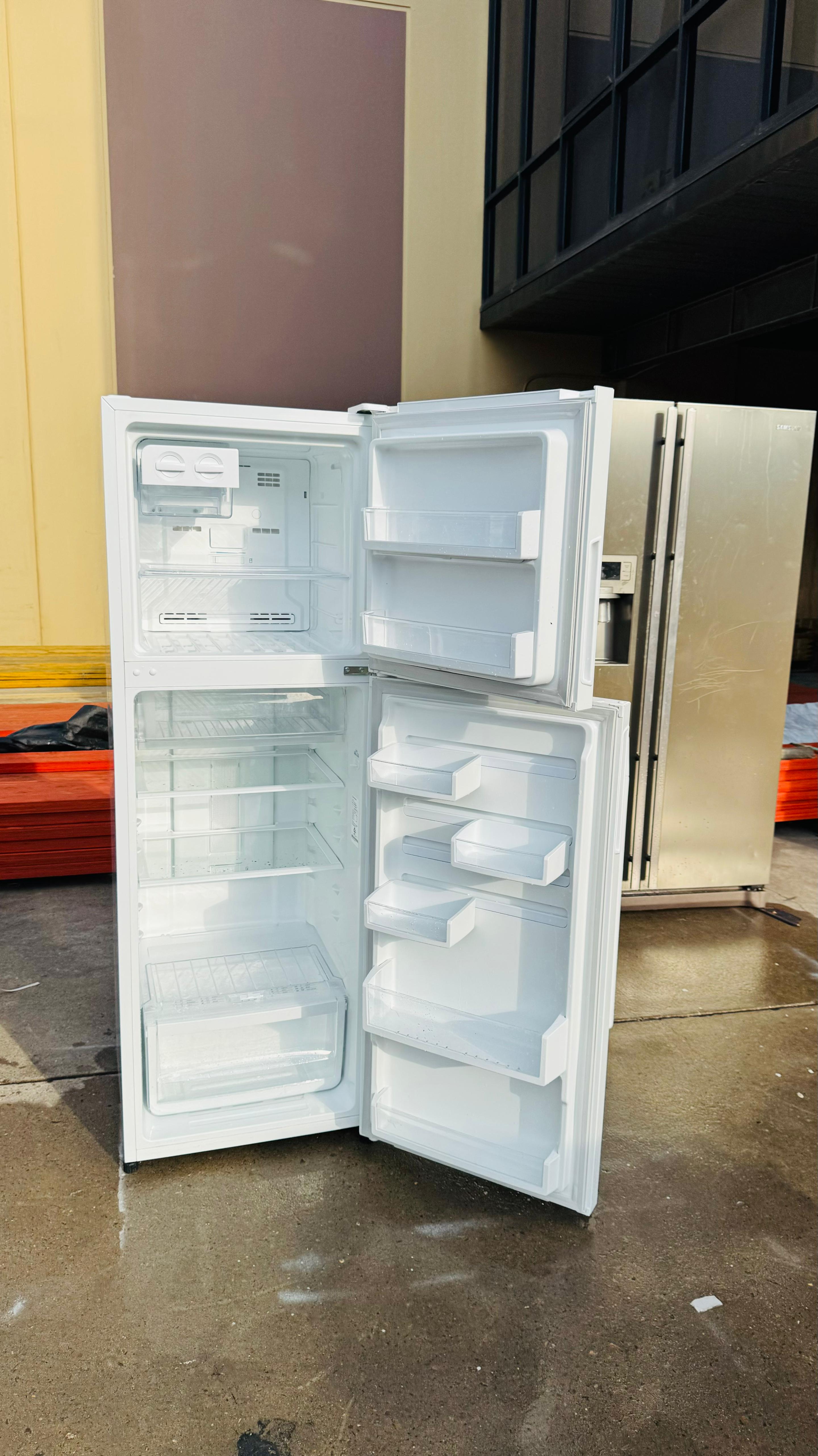 WESTINGHOUSE 275 LITRES FRIDGE FREEZER