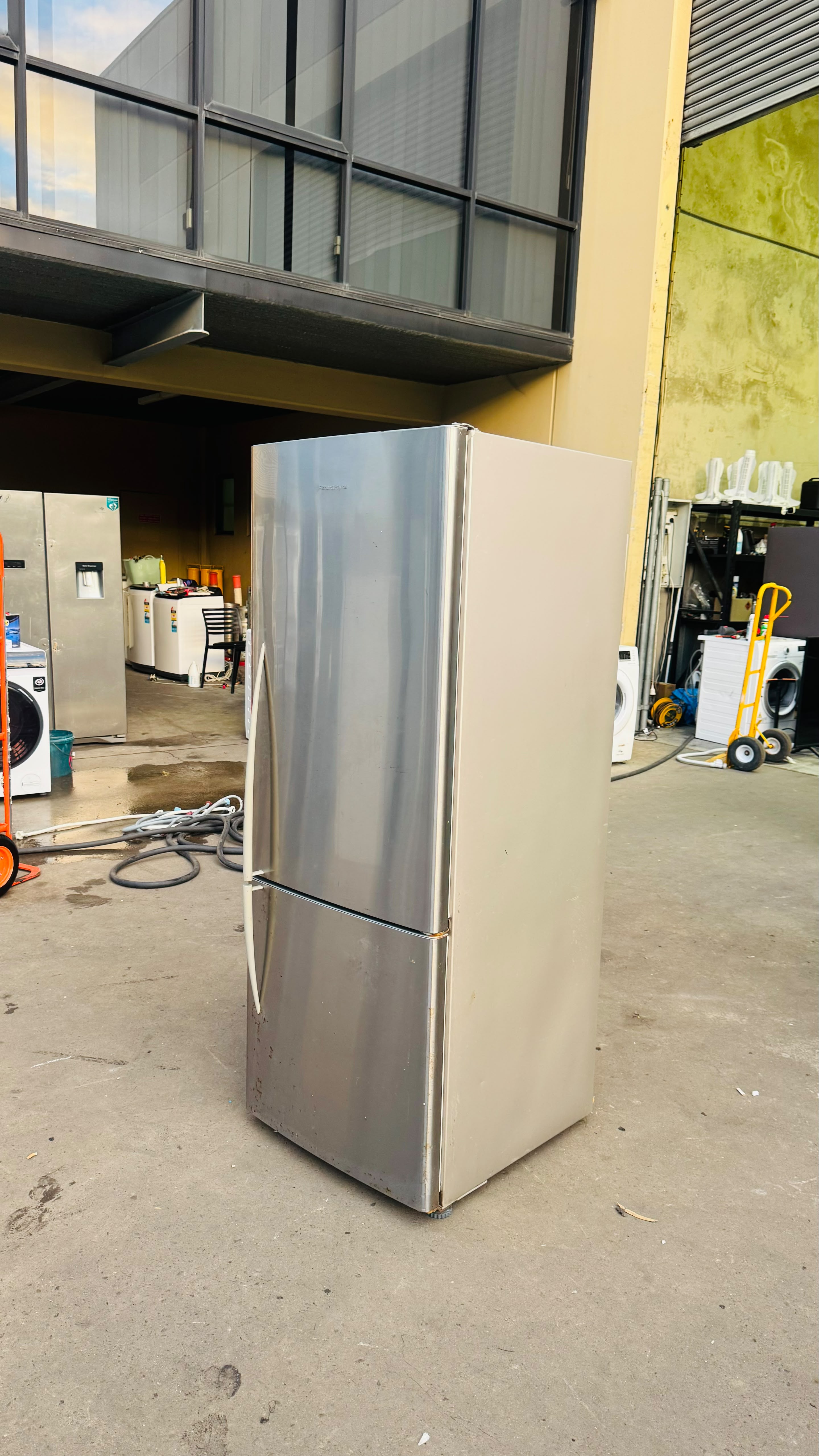 FISHER AND PAYKEL 403 LITRES FRIDGE FREEZER