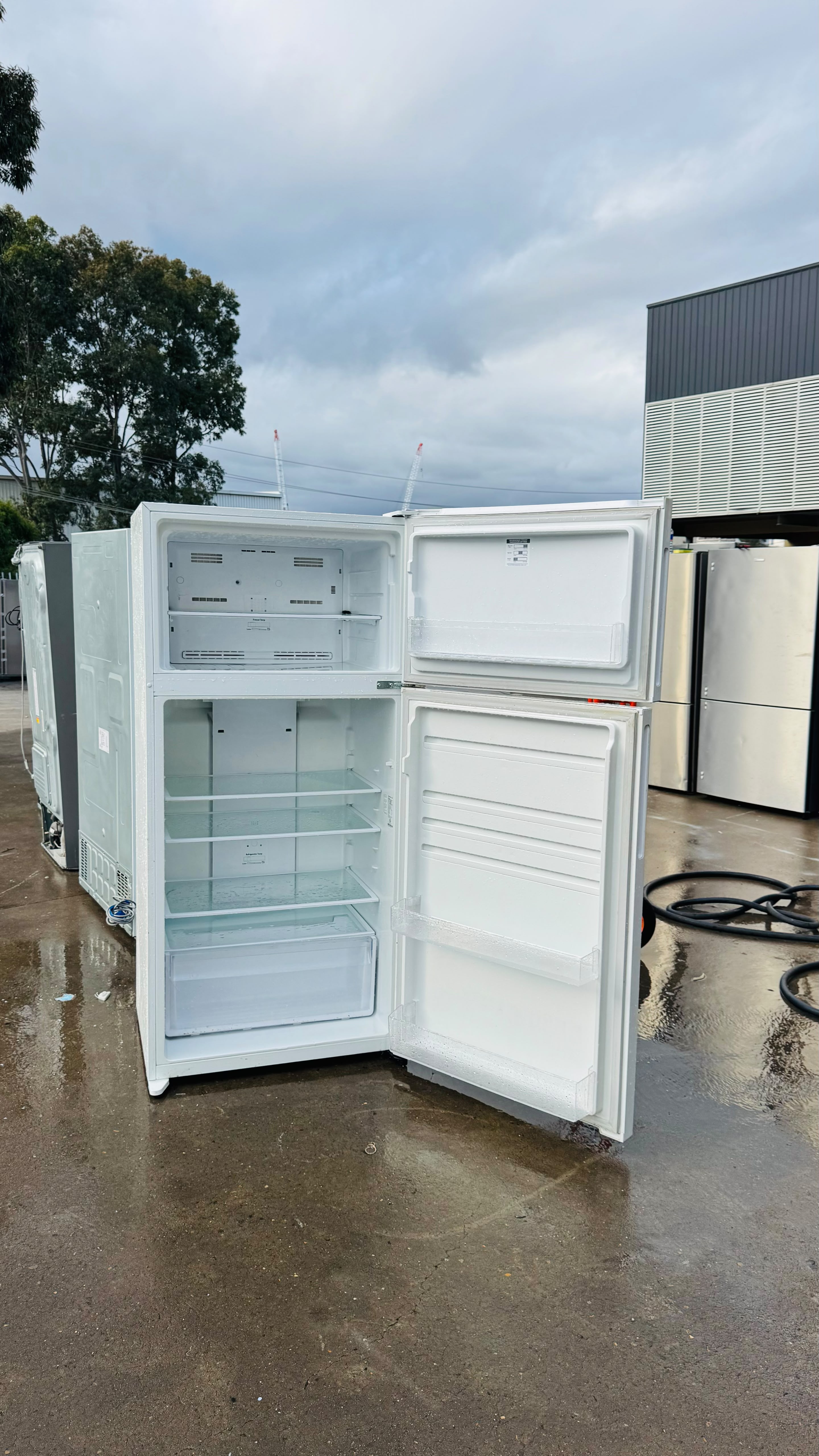 KELVINATOR 536 LITRES FRIDGE FREEZER