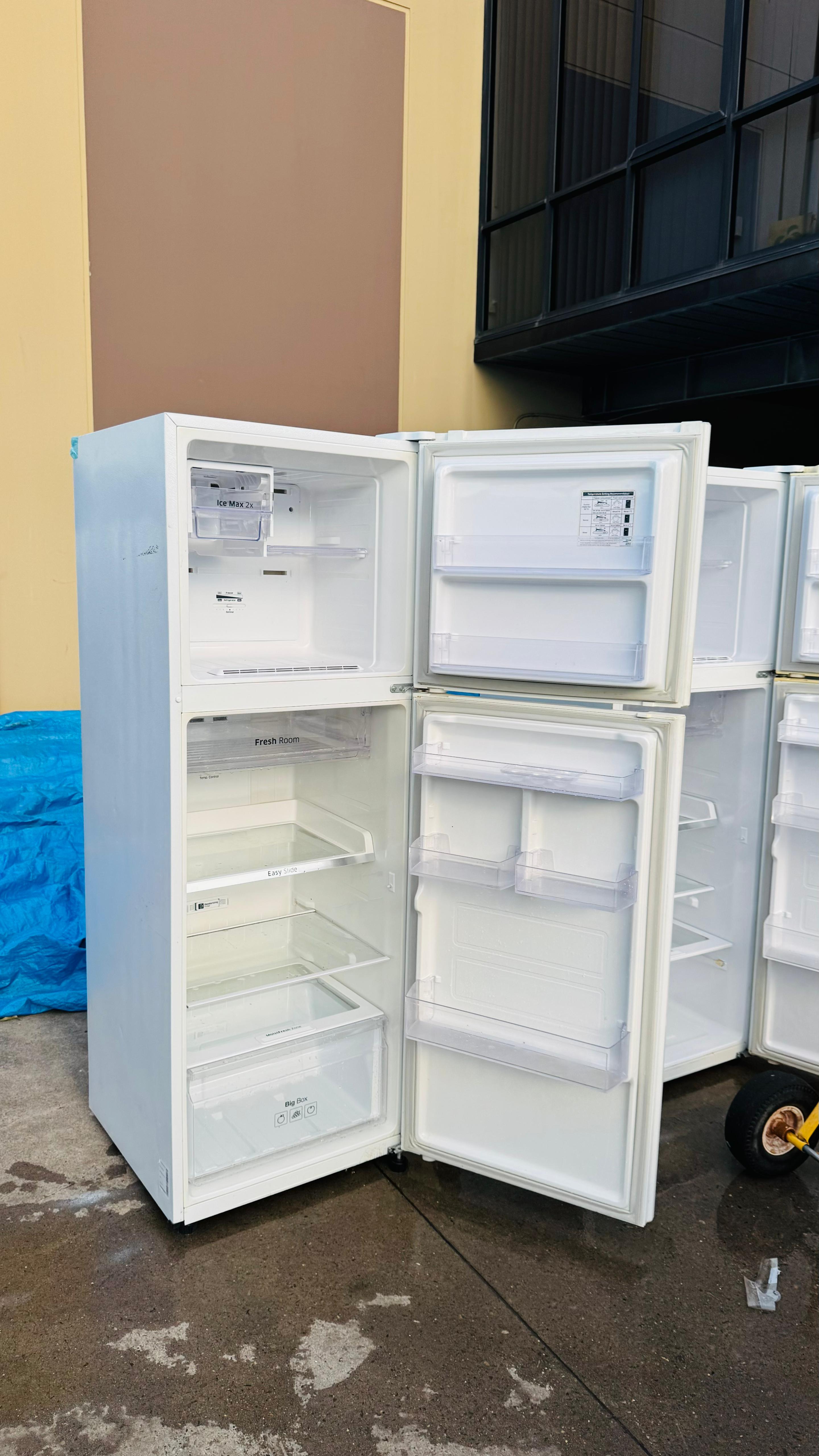 SAMSUNG 341 LITRES FRIDGE FREEZER