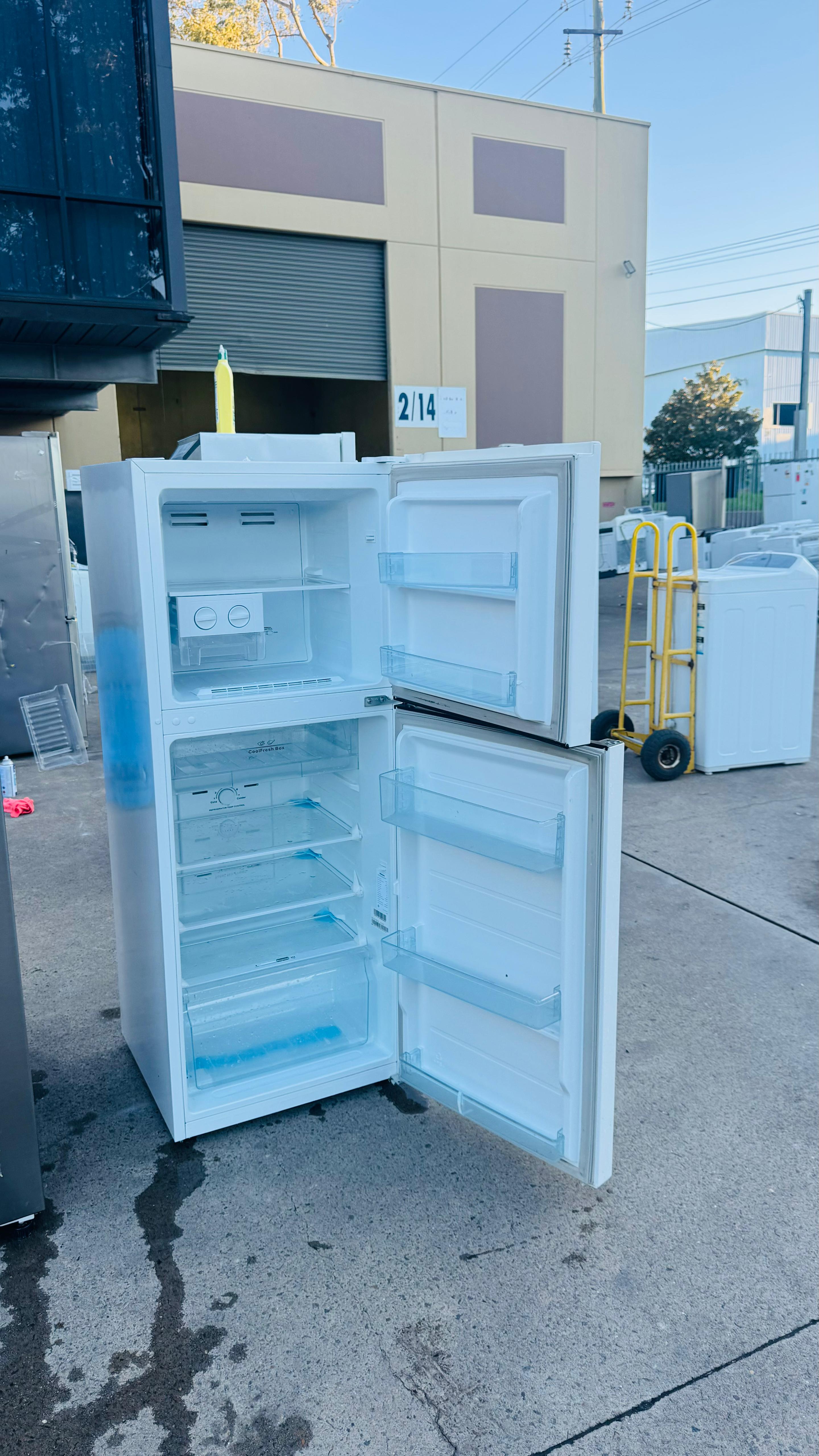 HISENSE 230 LITRES FRIDGE FREEZER