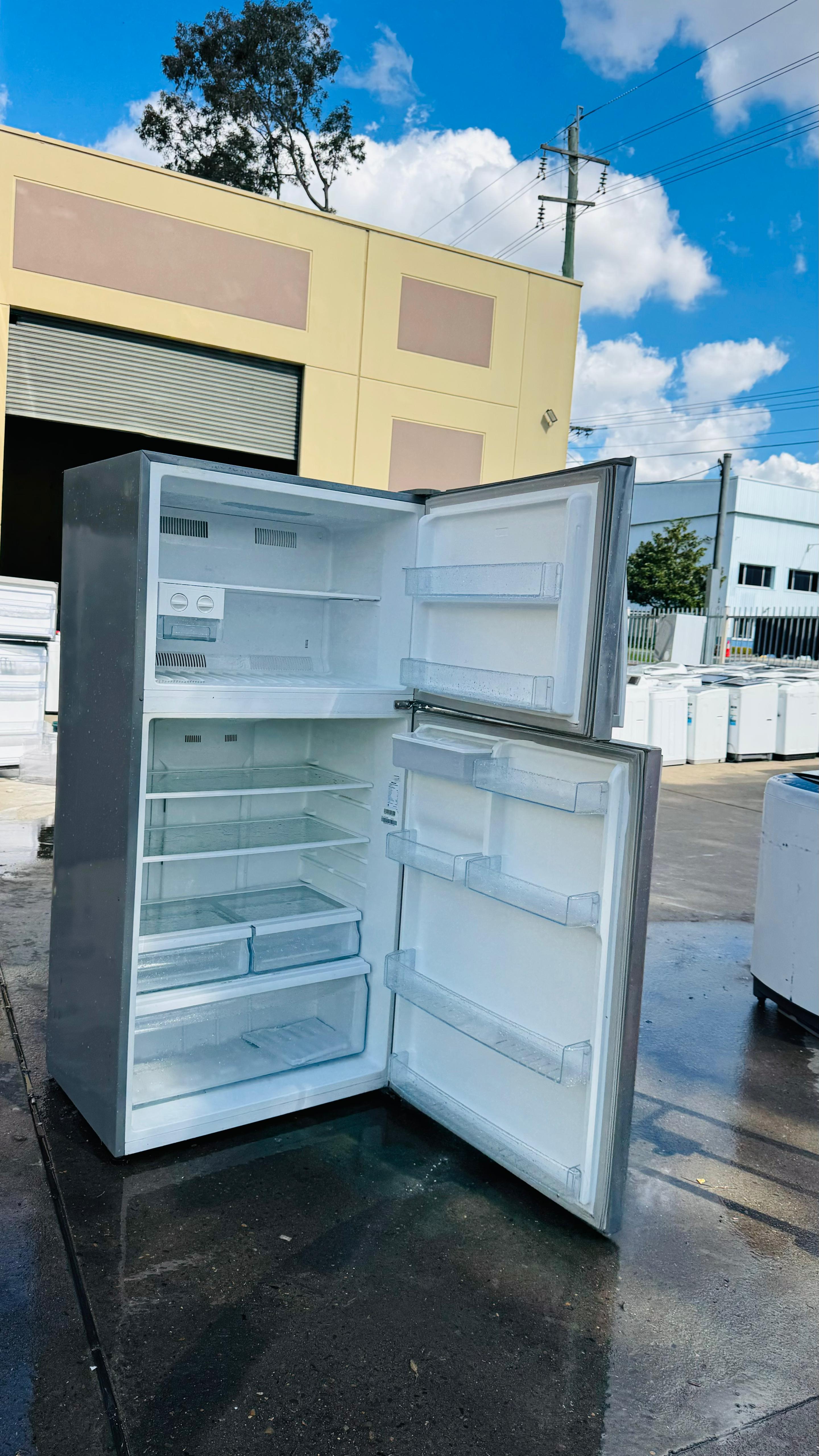 HISENSE 593 LITRES FRIDGE FREEZER