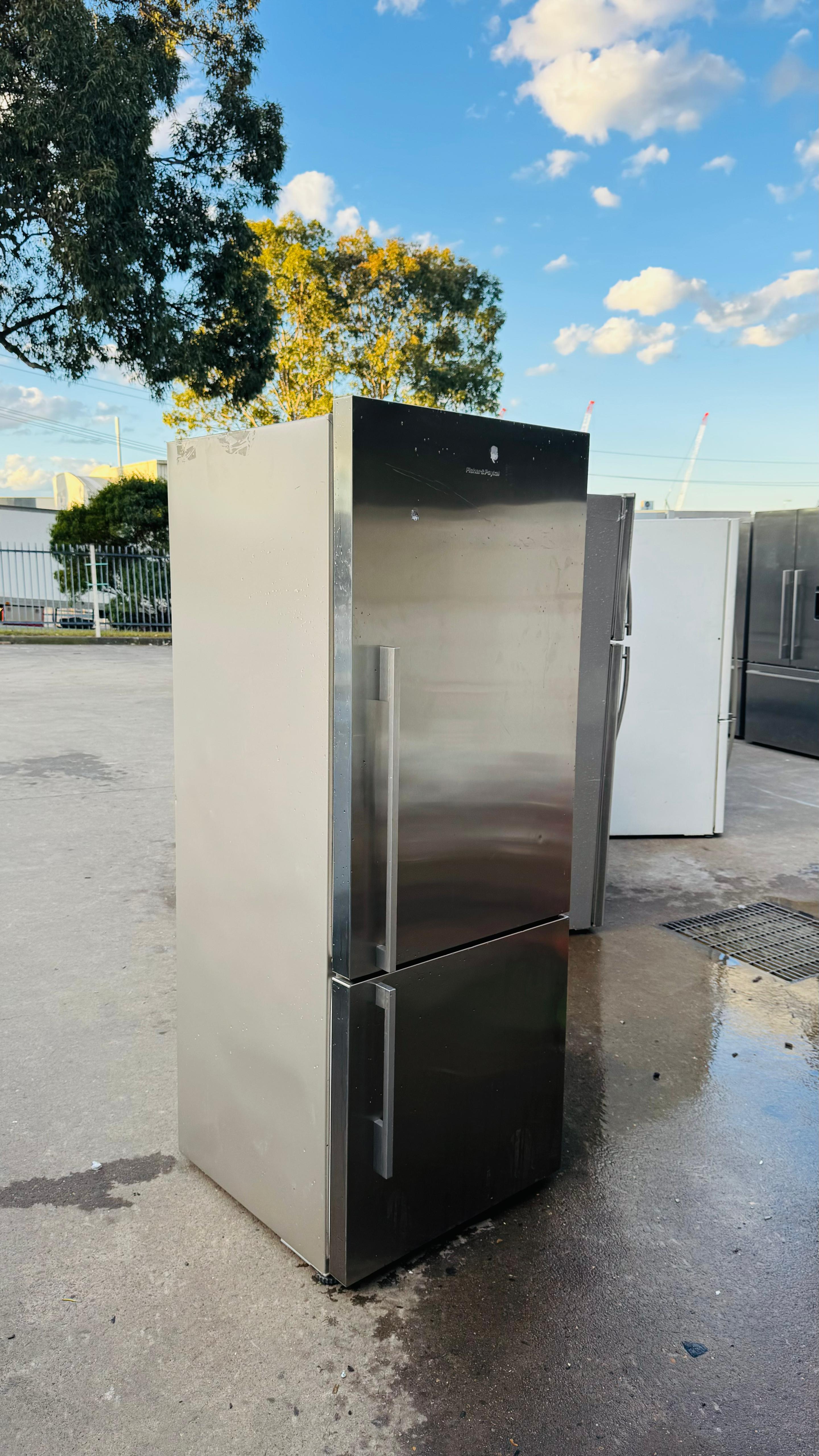 FISHER AND PAYKEL 442 LITRES FRIDGE FREEZER