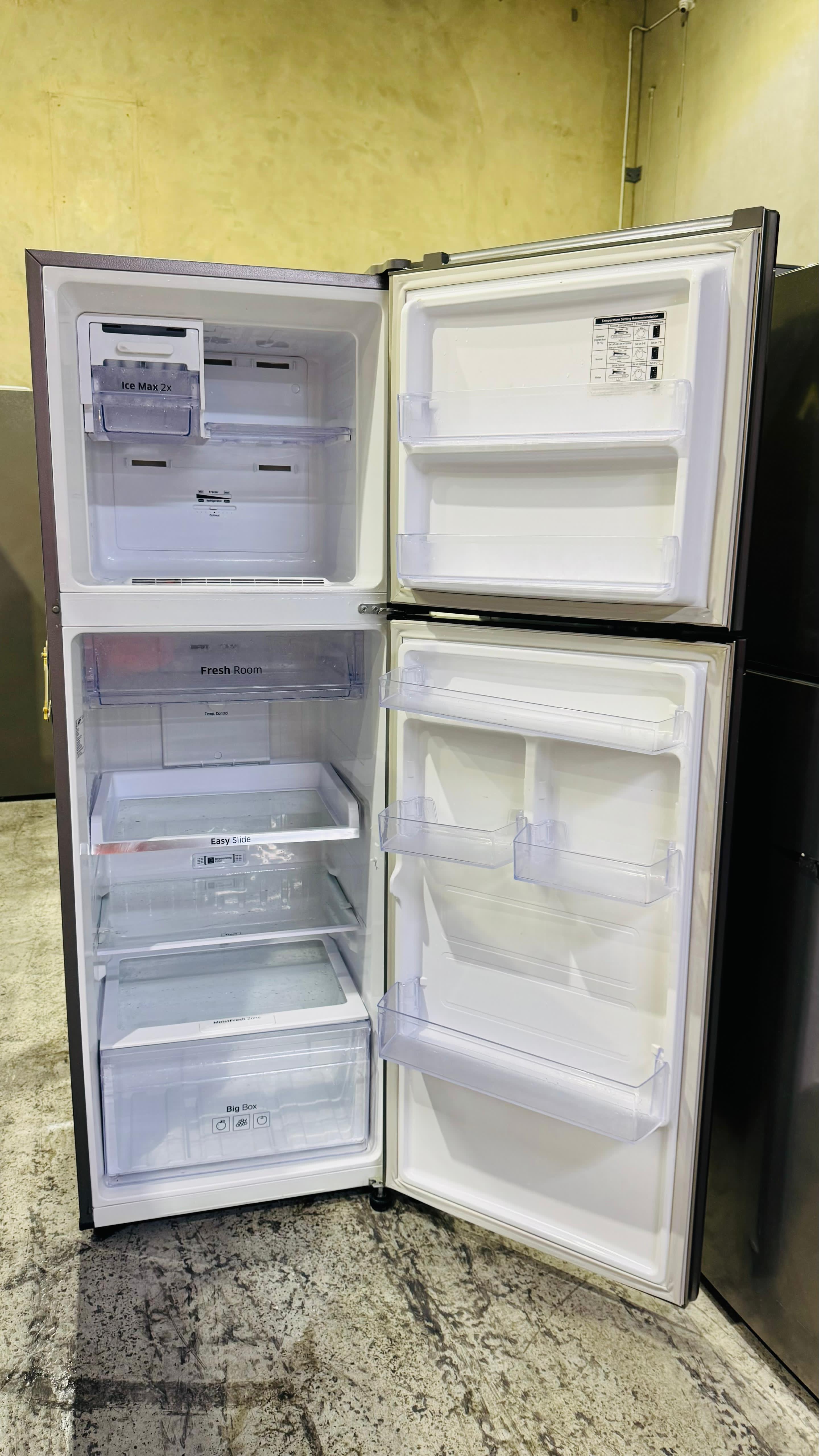 SAMSUNG 341 LITRES FRIDGE FREEZER