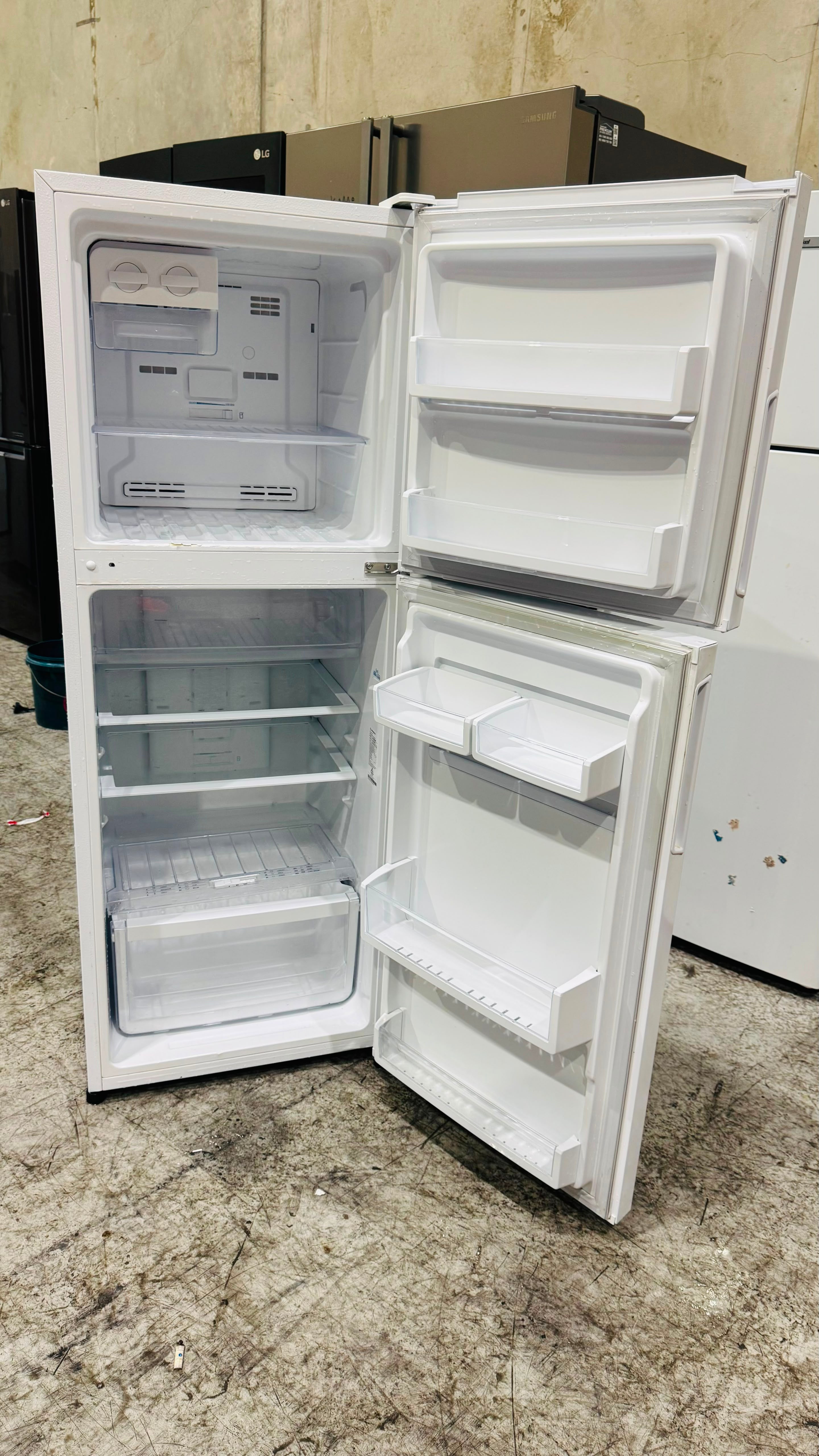 WESTINGHOUSE 246 LITRES FRIDGE FREEZER