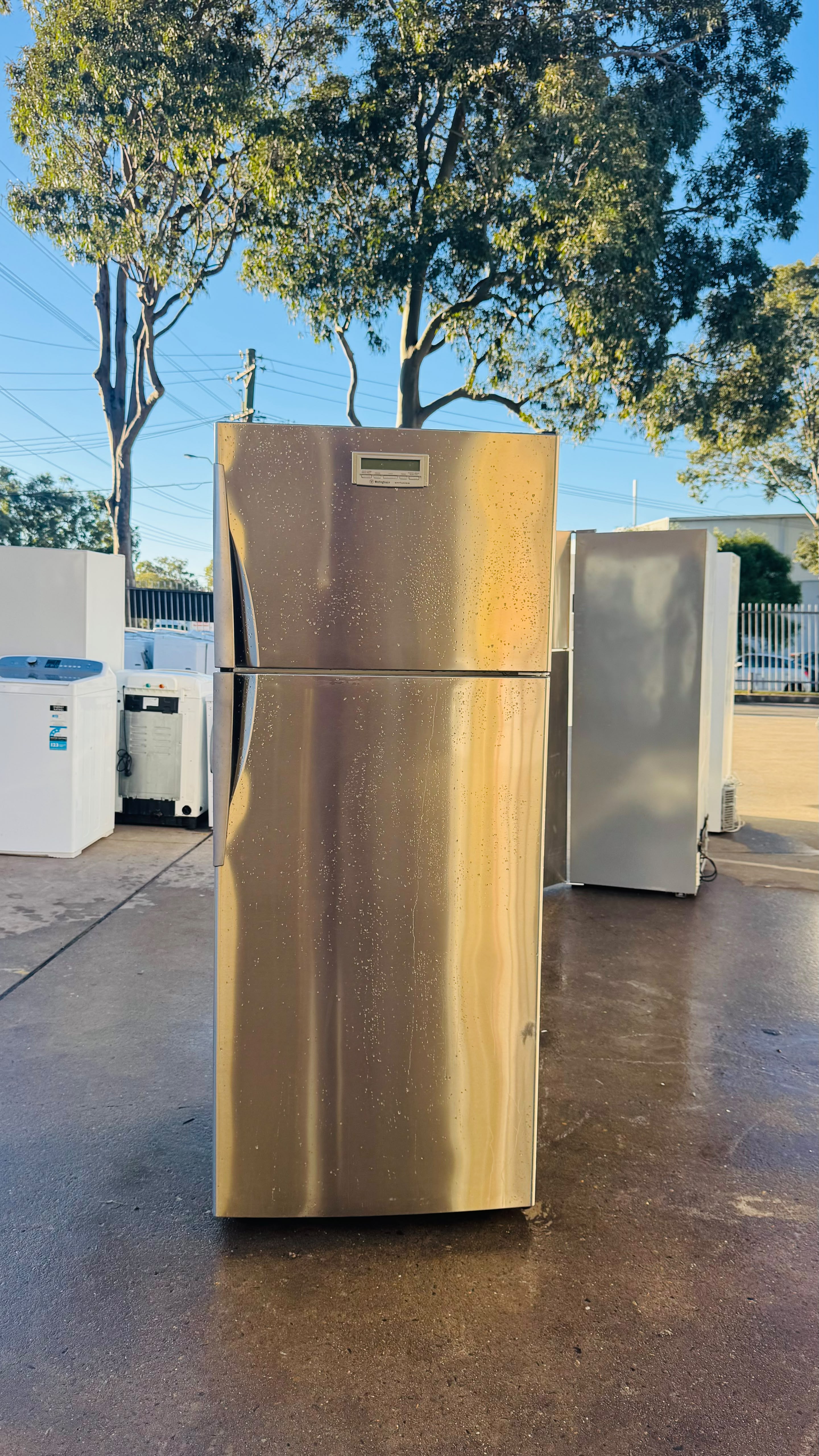 WESTINGHOUSE 393 LITRES FRIDGE FREEZER