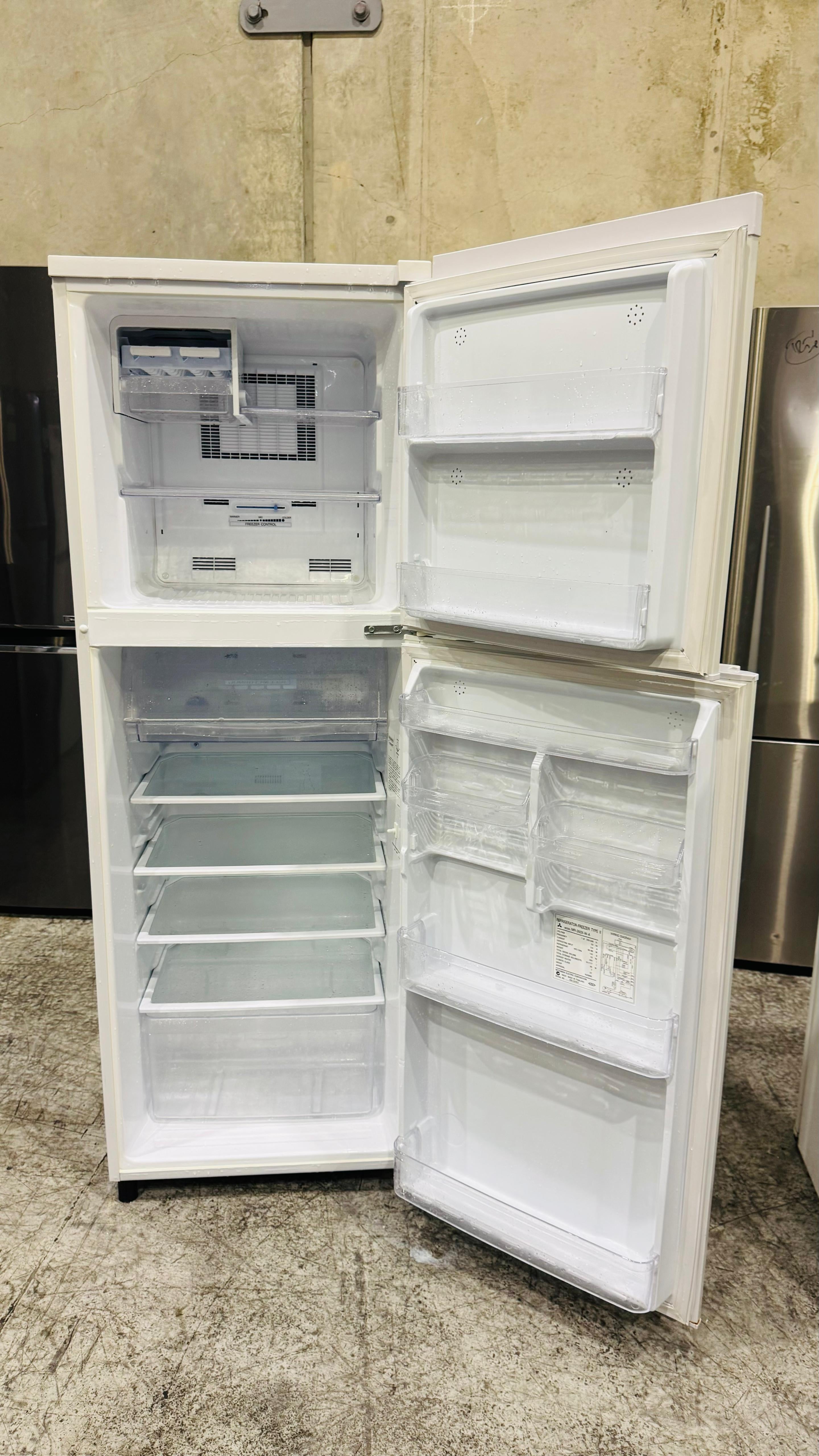 MITSUBUSHI 260 LITRES FRIDGE FREEZER