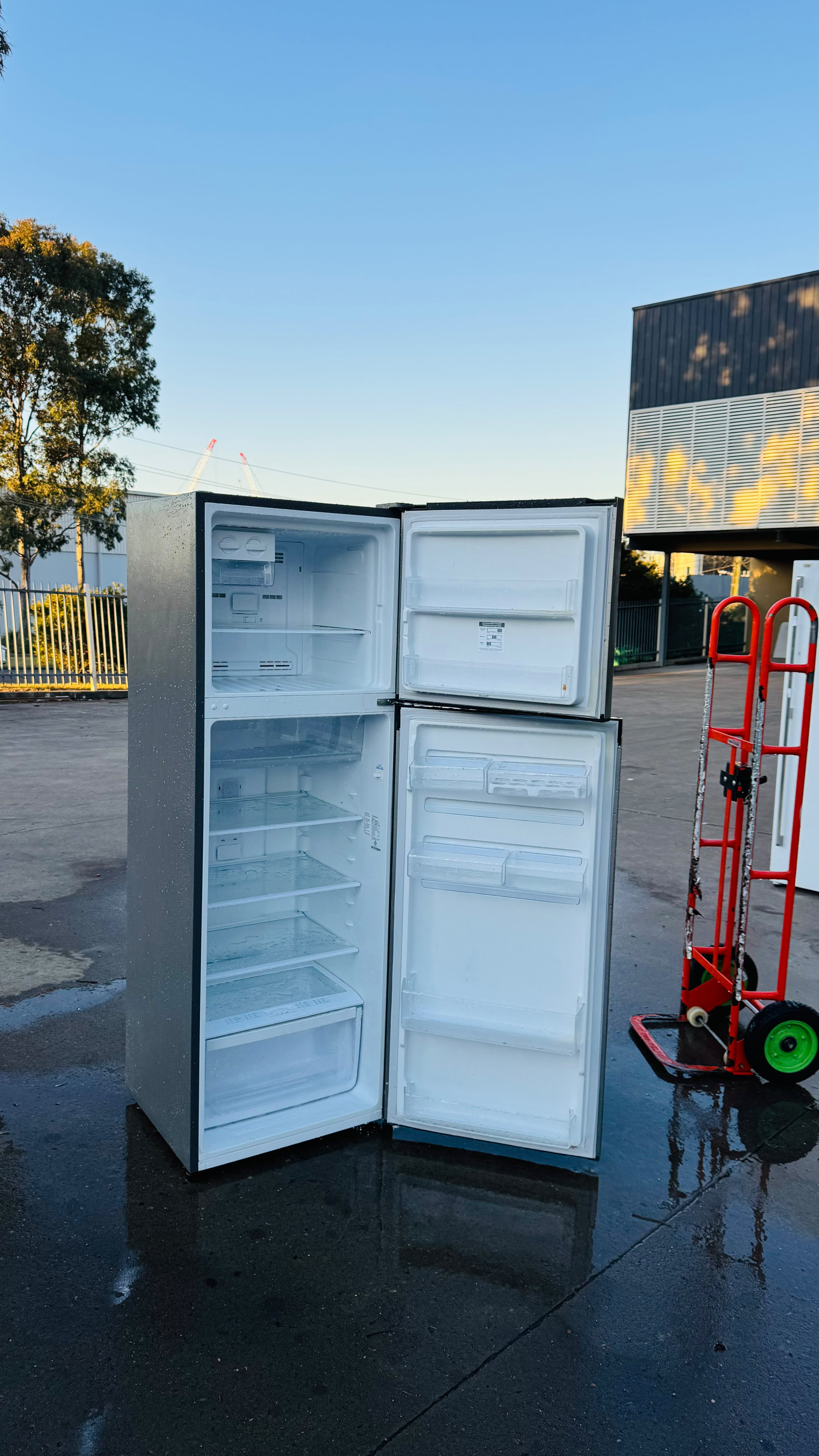 WESTINGHOUSE 370 LITRES FRIDGE FREEZER