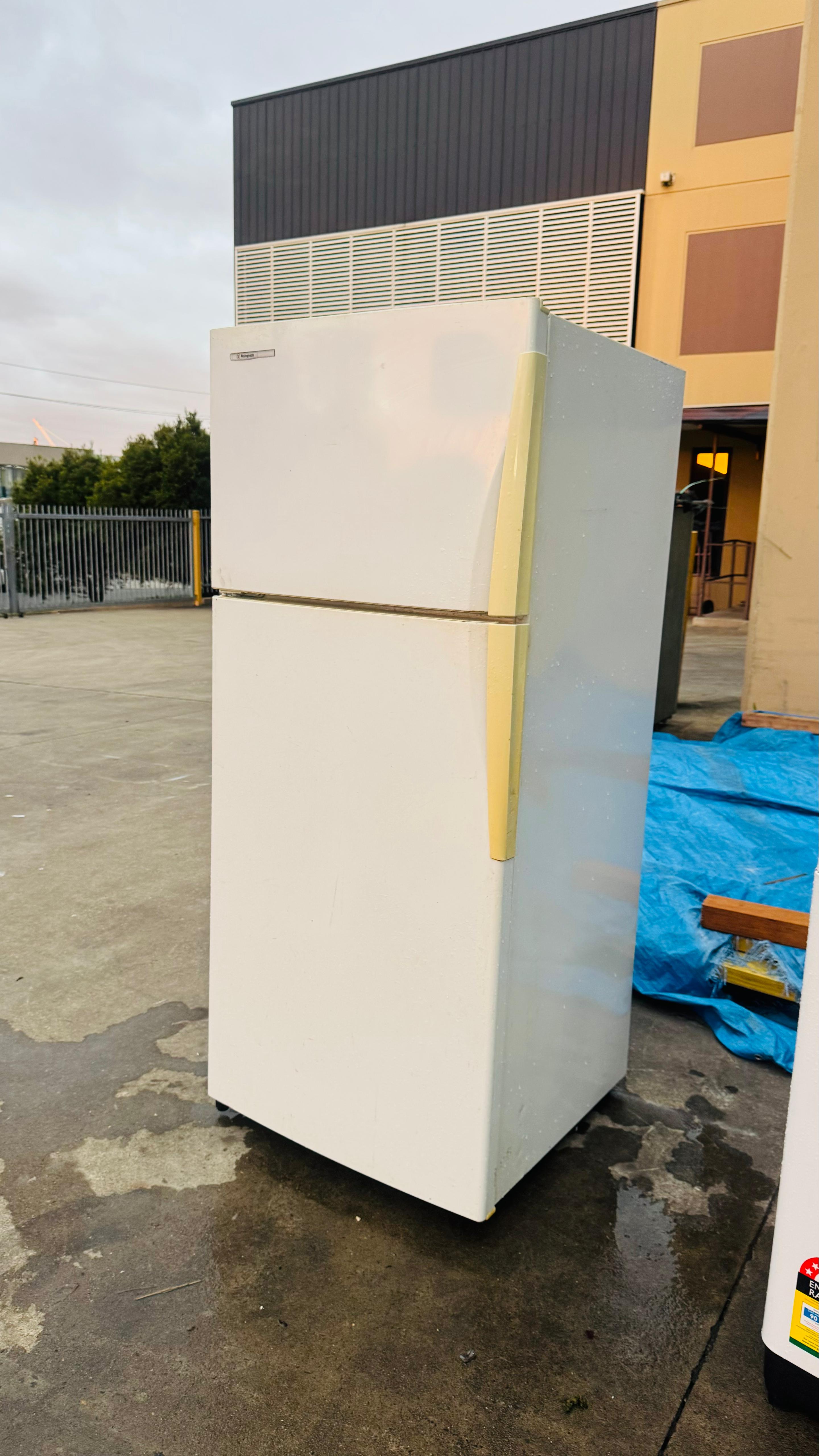 WESTINGHOUSE 420 LITRES FRIDGE FREEZER
