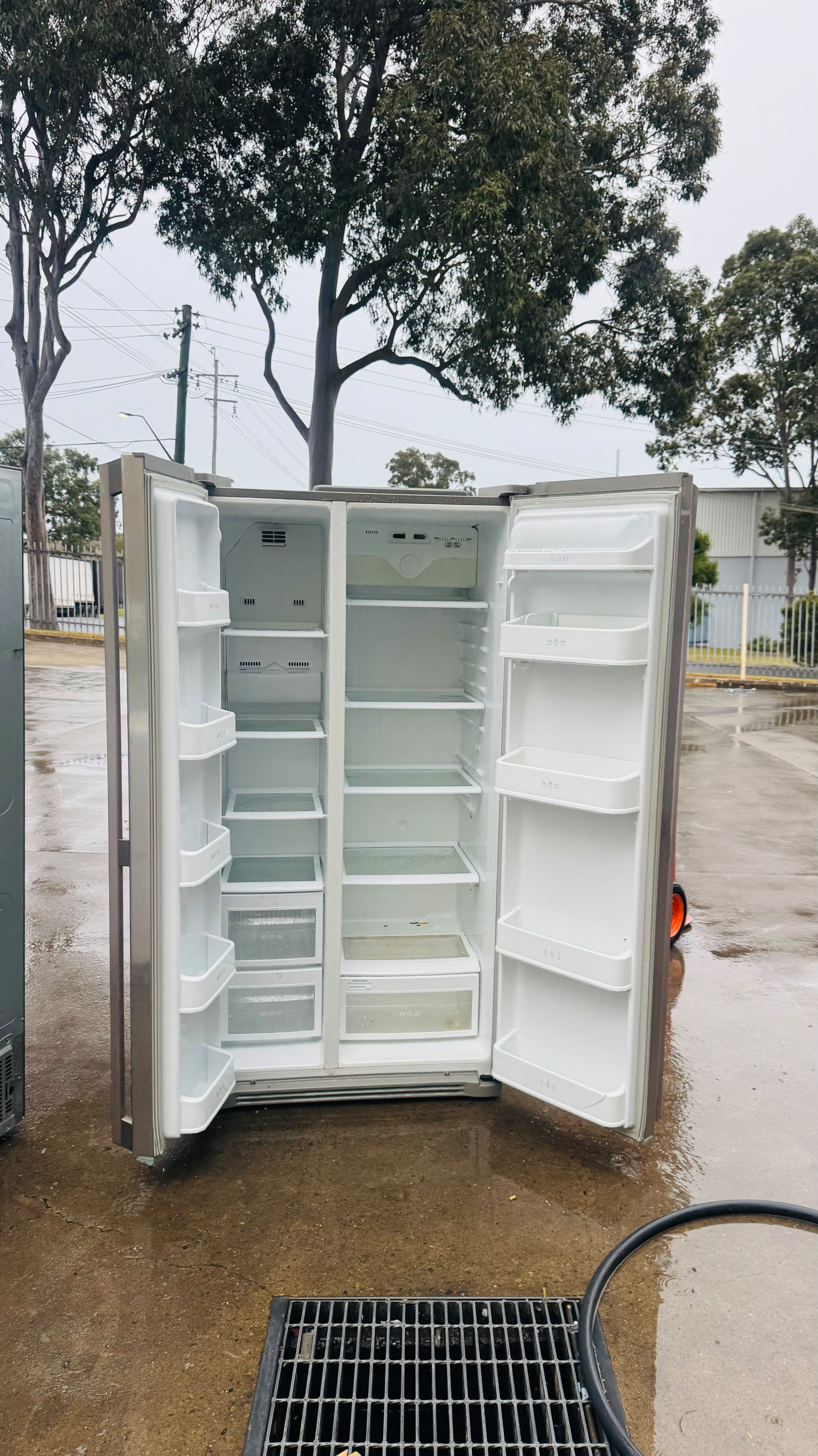 LG 581 LITRES SIDE BY SIDE FRIDGE FREEZER