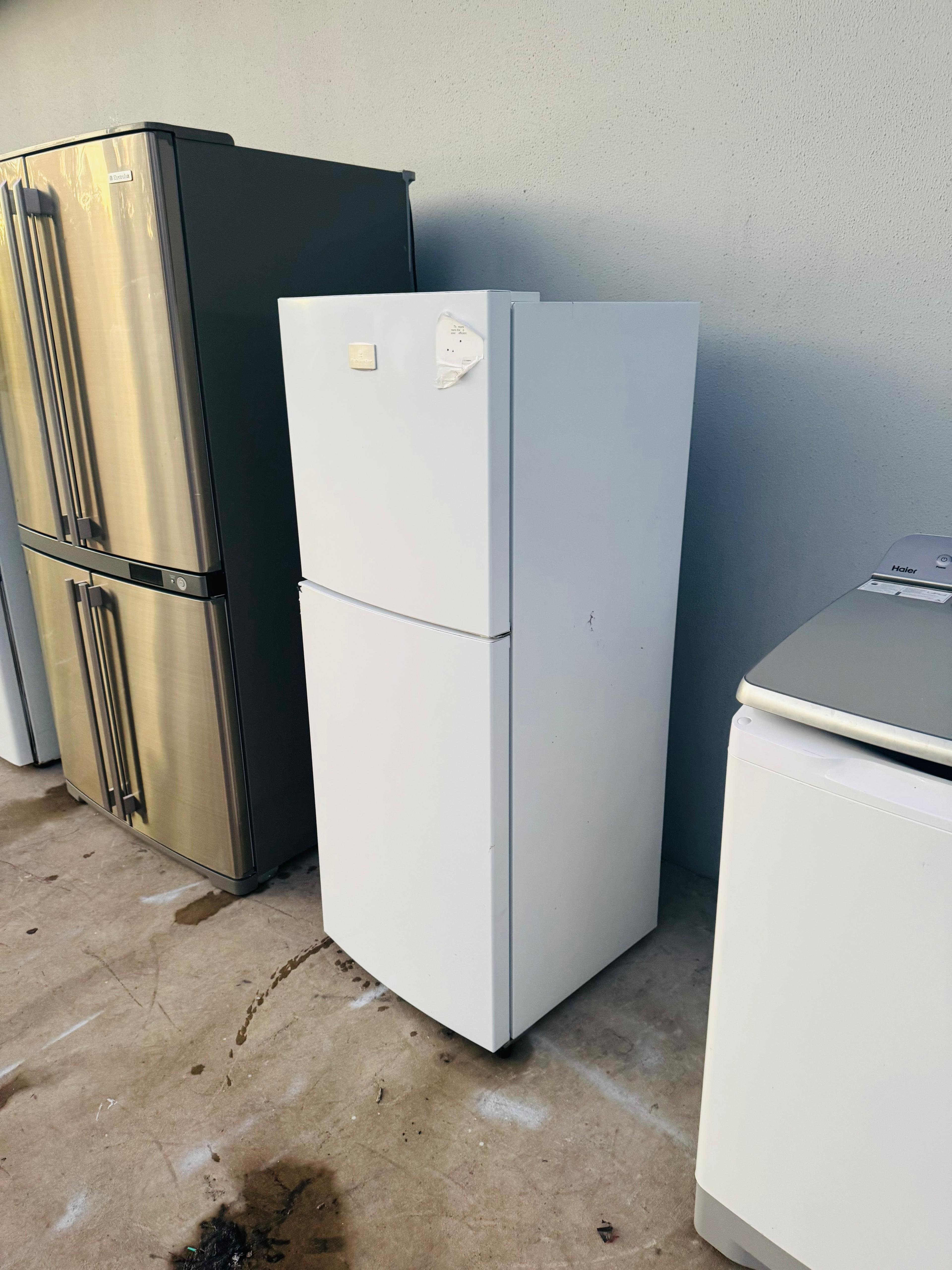KELVINATOR 231 LITRES FRIDGE FREEZER