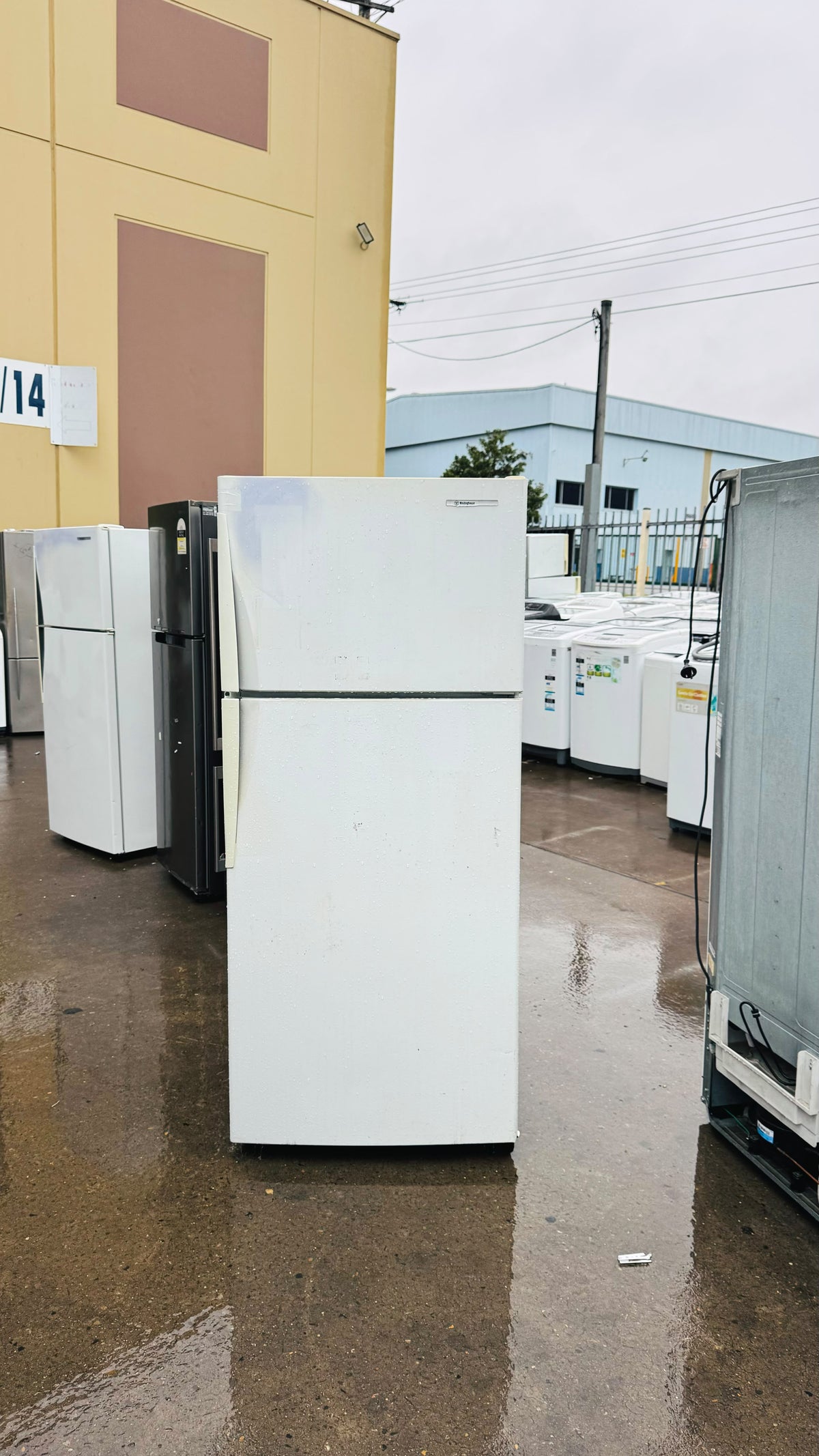 WESTINGHOUSE 420 LITRES FRIDGE FREEZER
