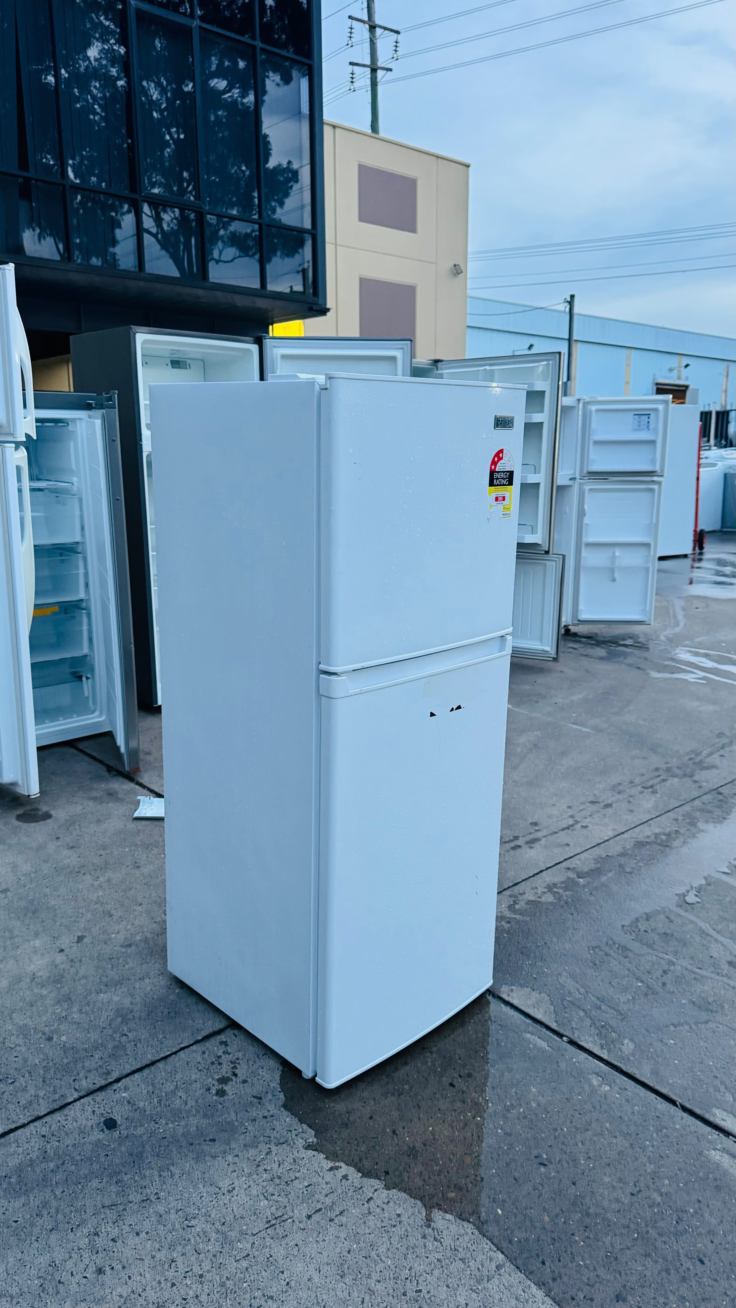 HEQS 222 LITRES FRIDGE FREEZER