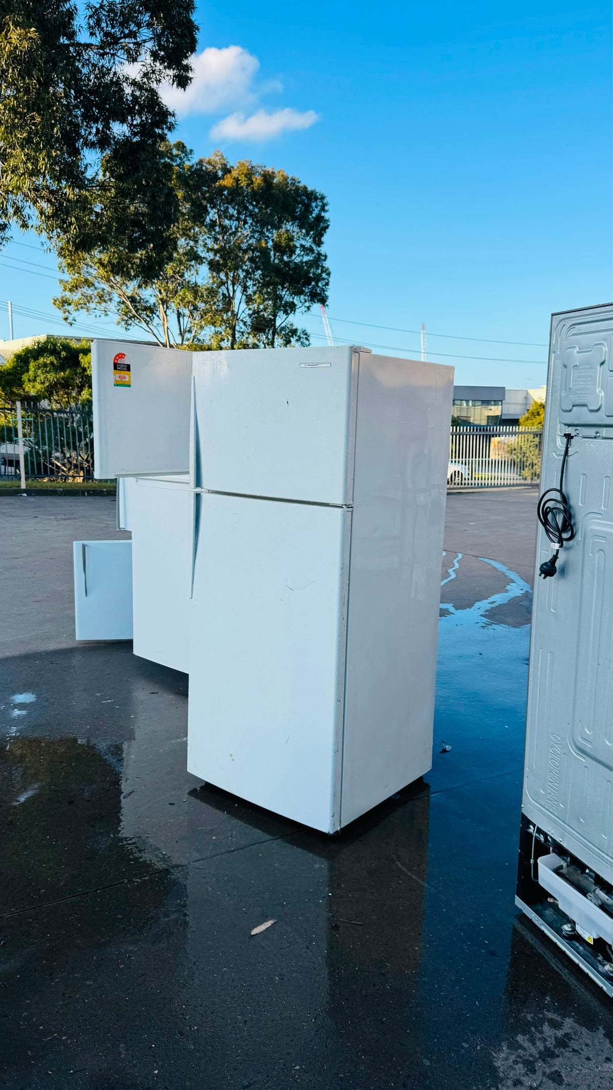 WESTINGHOUSE 420 LITRES FRIDGE FREEZER