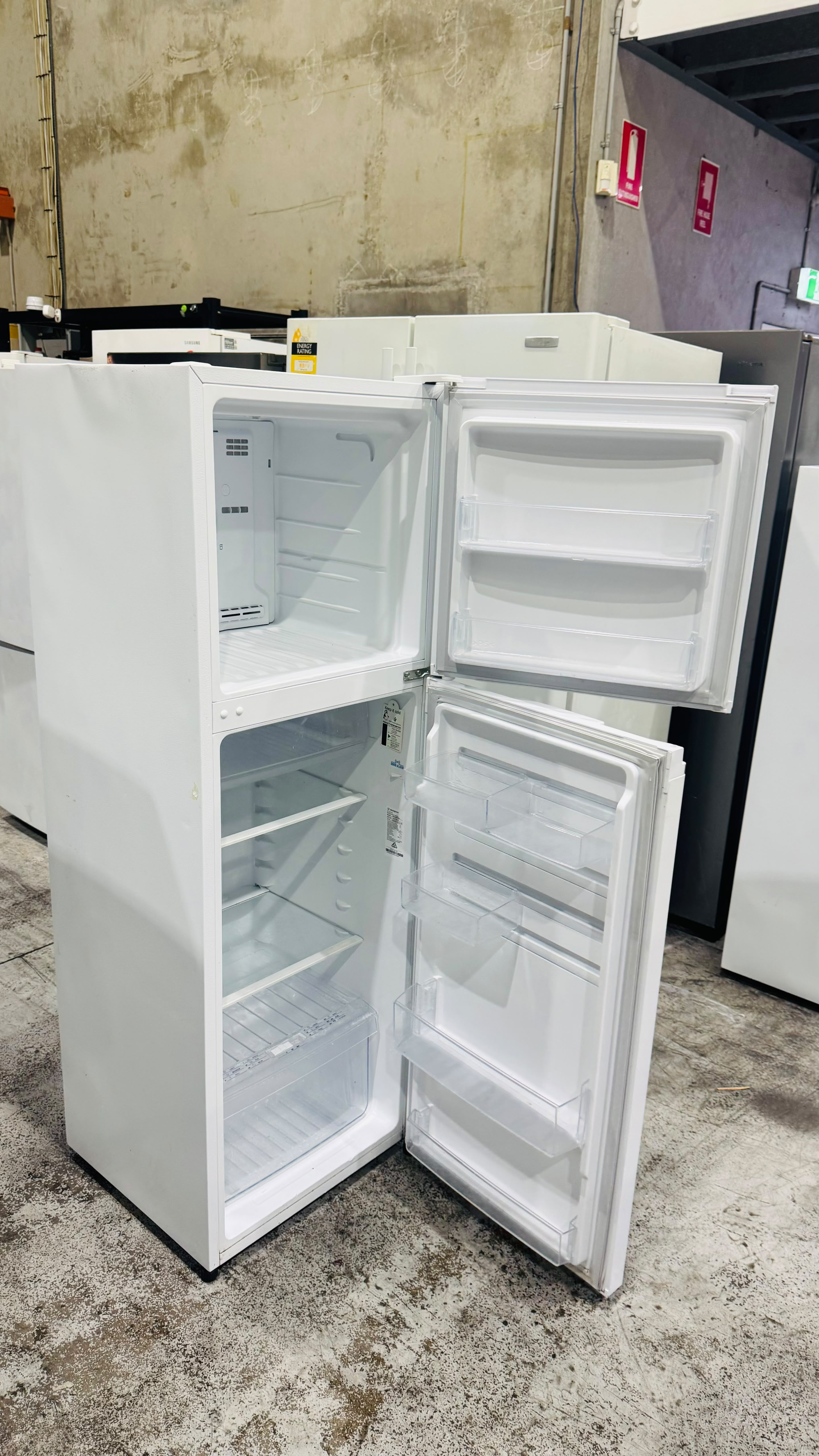 WESTINGHOUSE 276 LITRES FRIDGE FREEZER