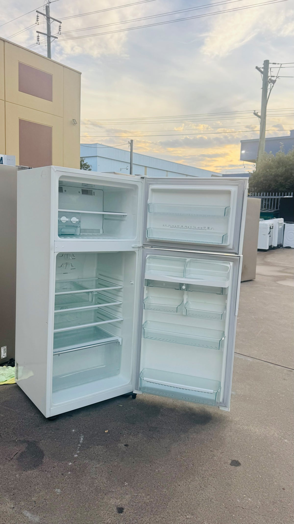 WESTINGHOUSE 420 LITRES FRIDGE FREEZER