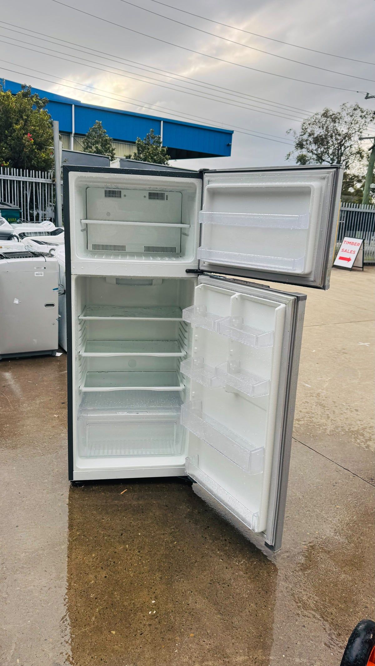 KELVINATOR 390 LITRES FRIDGE FREEZER