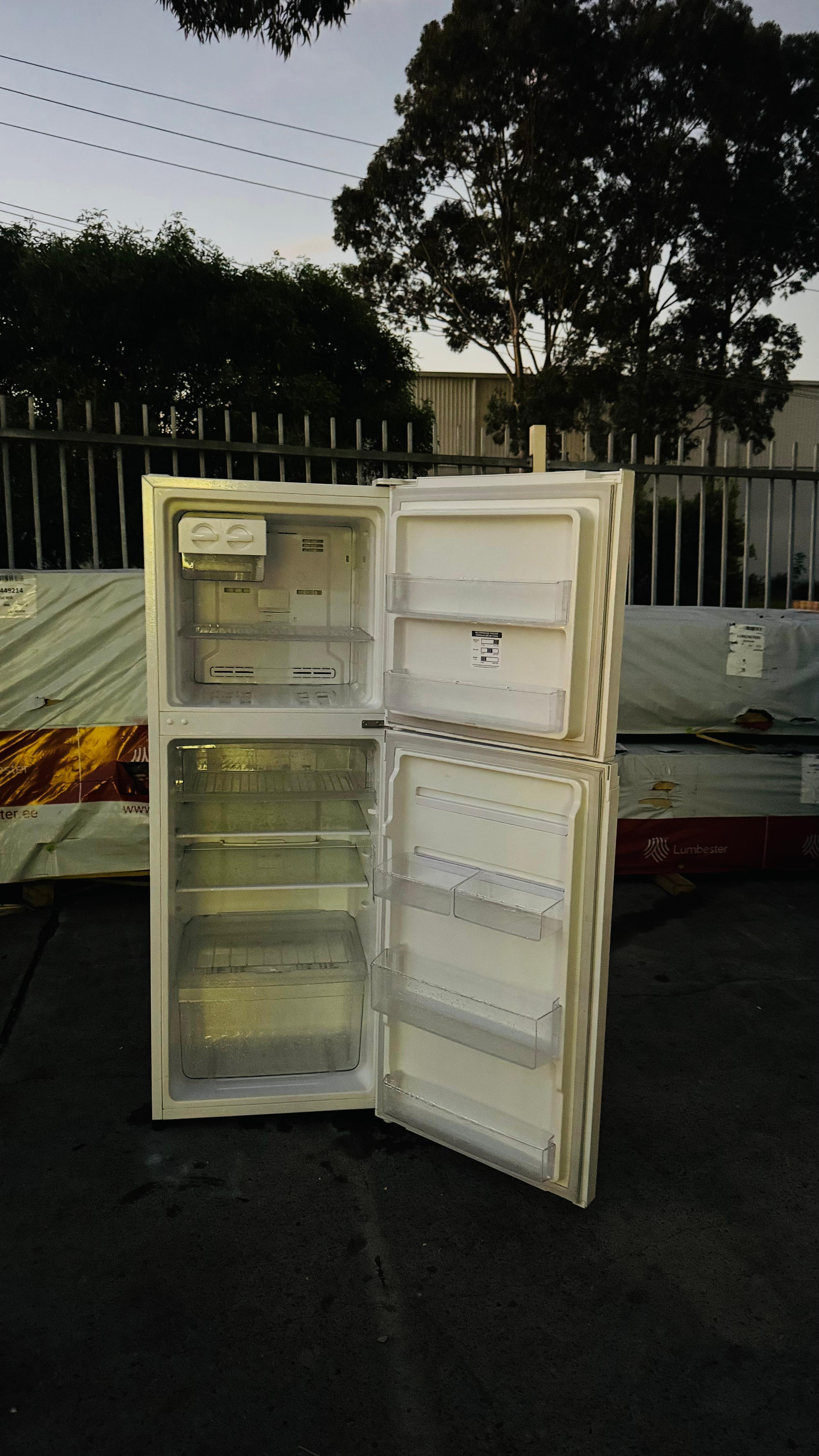WESTINGHOUSE 245 LITERS FRIDGE FREEZER