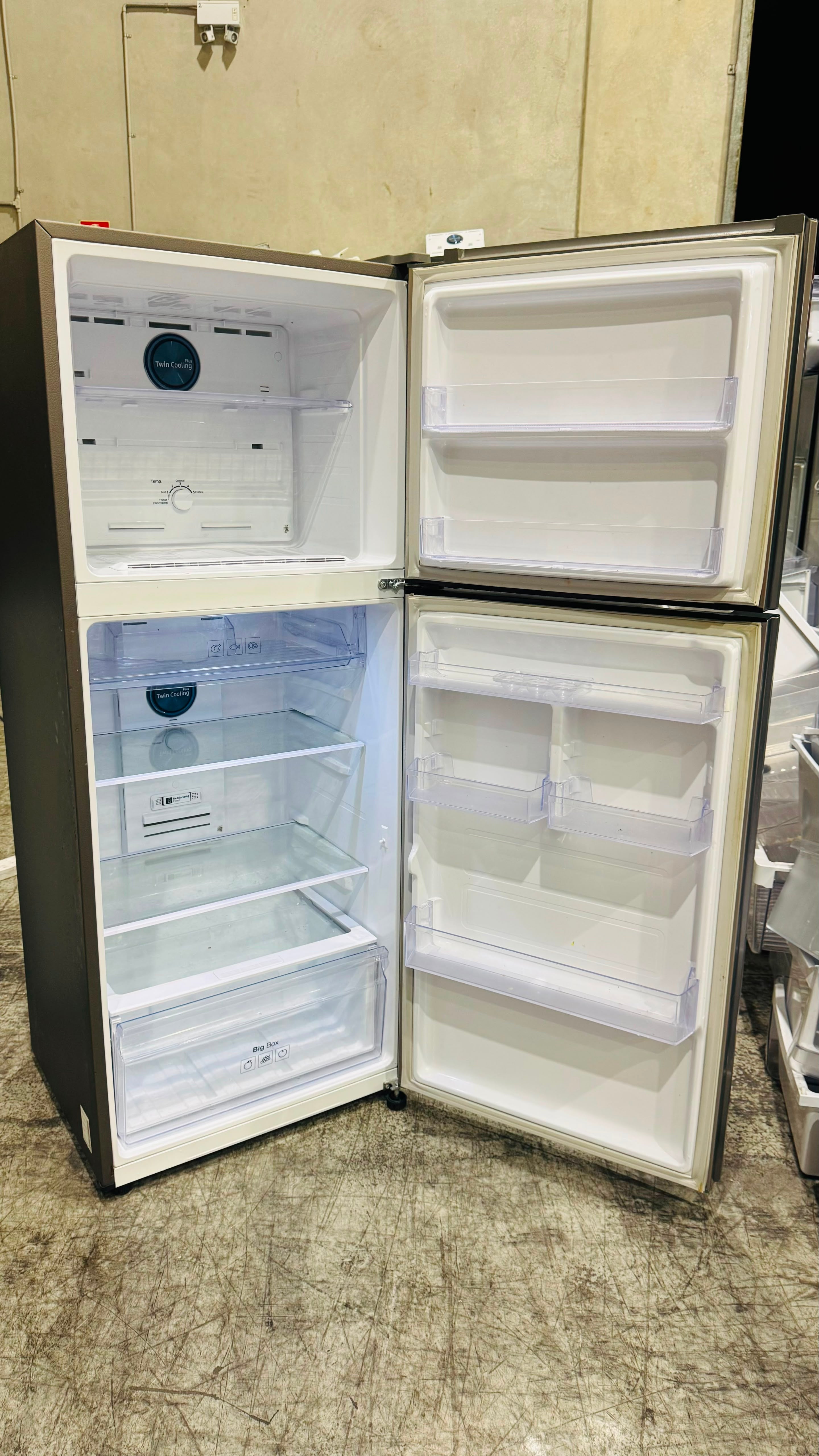 SAMSUNG 343 LITRES FRIDGE FREEZER & LG 8KGS TOP LOADER COMBO