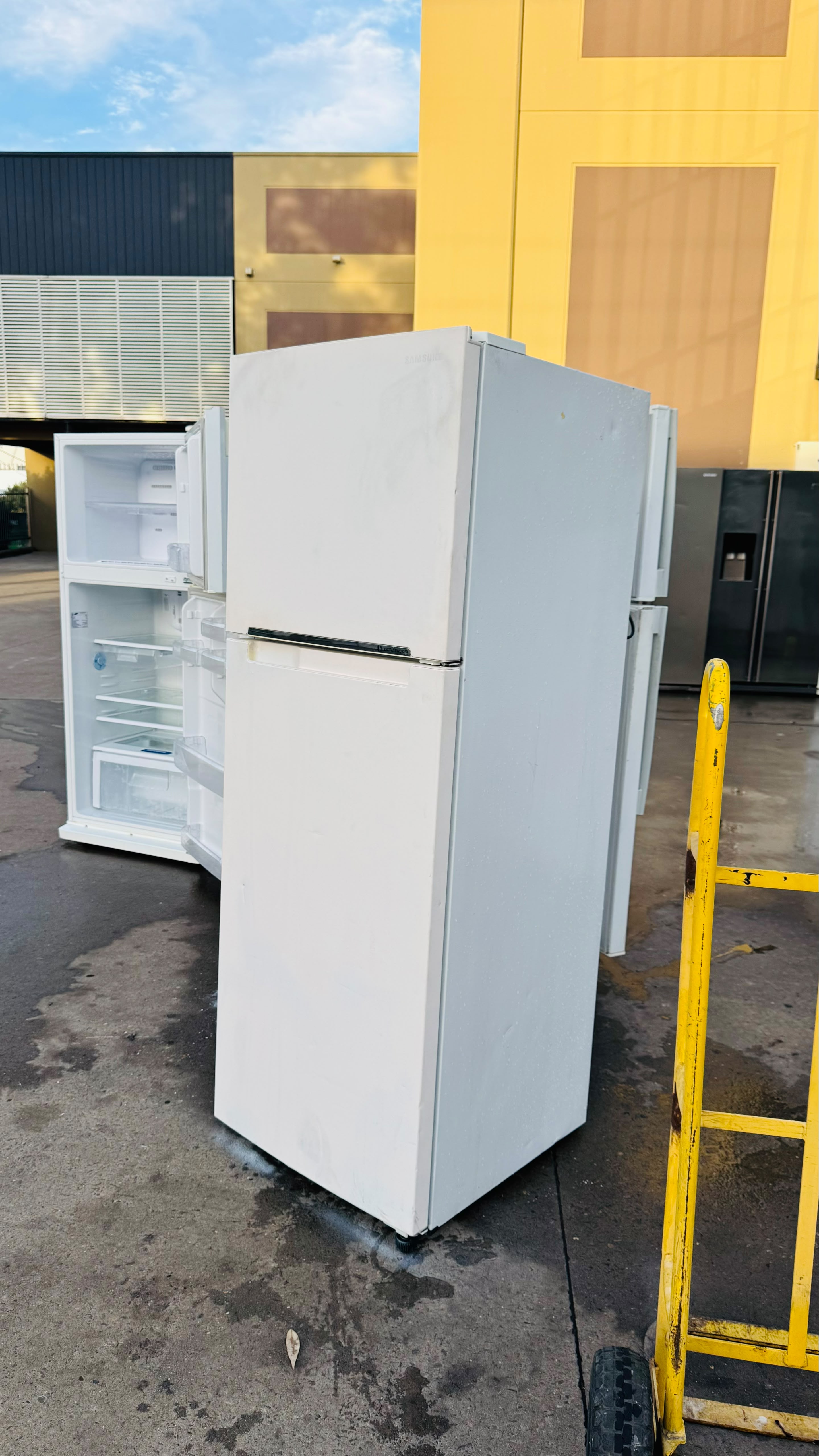 SAMSUNG 341 LITRES FRIDGE FREEZER