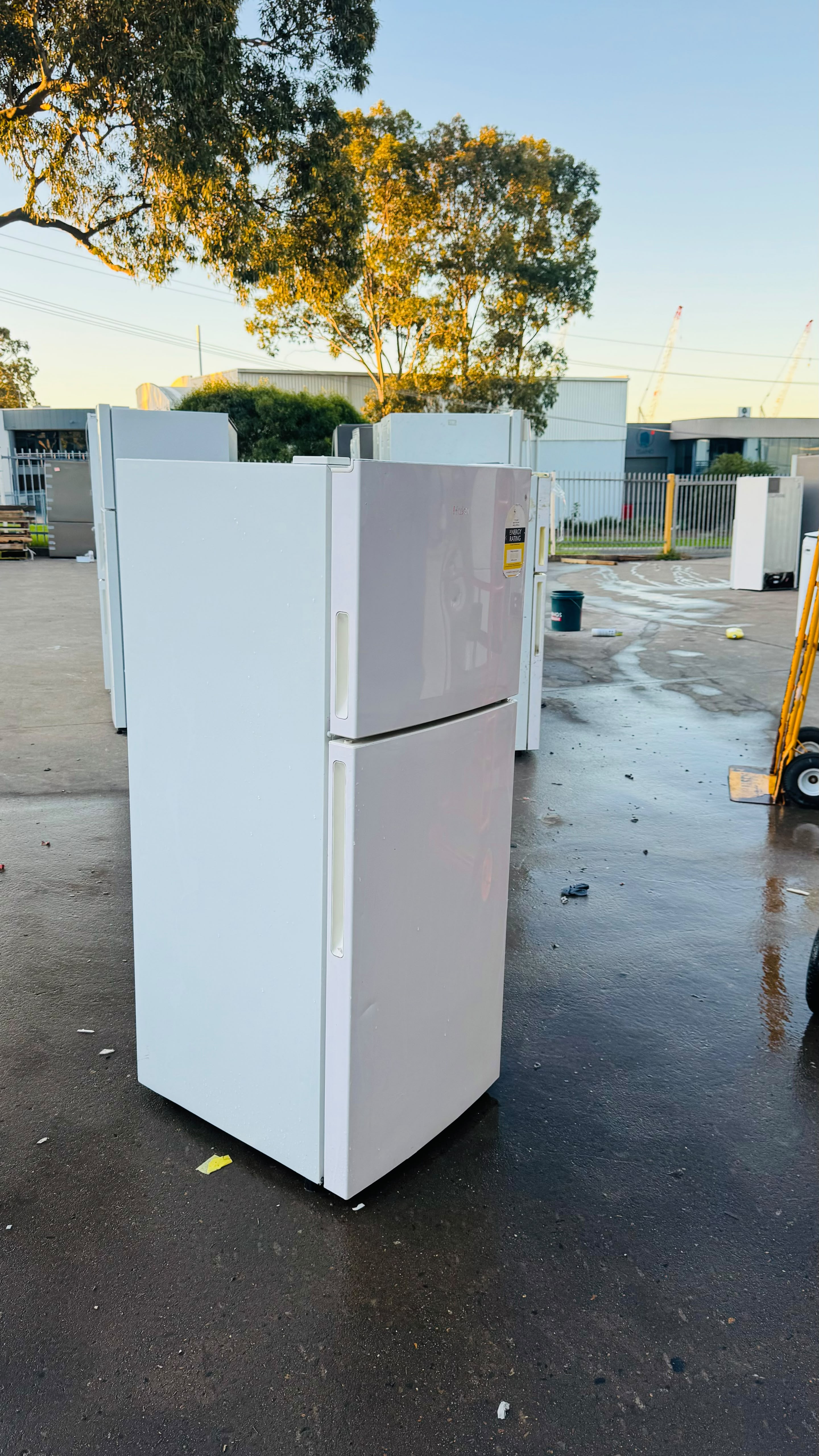HAIER 224 LITRES FRIDGE FREEZER