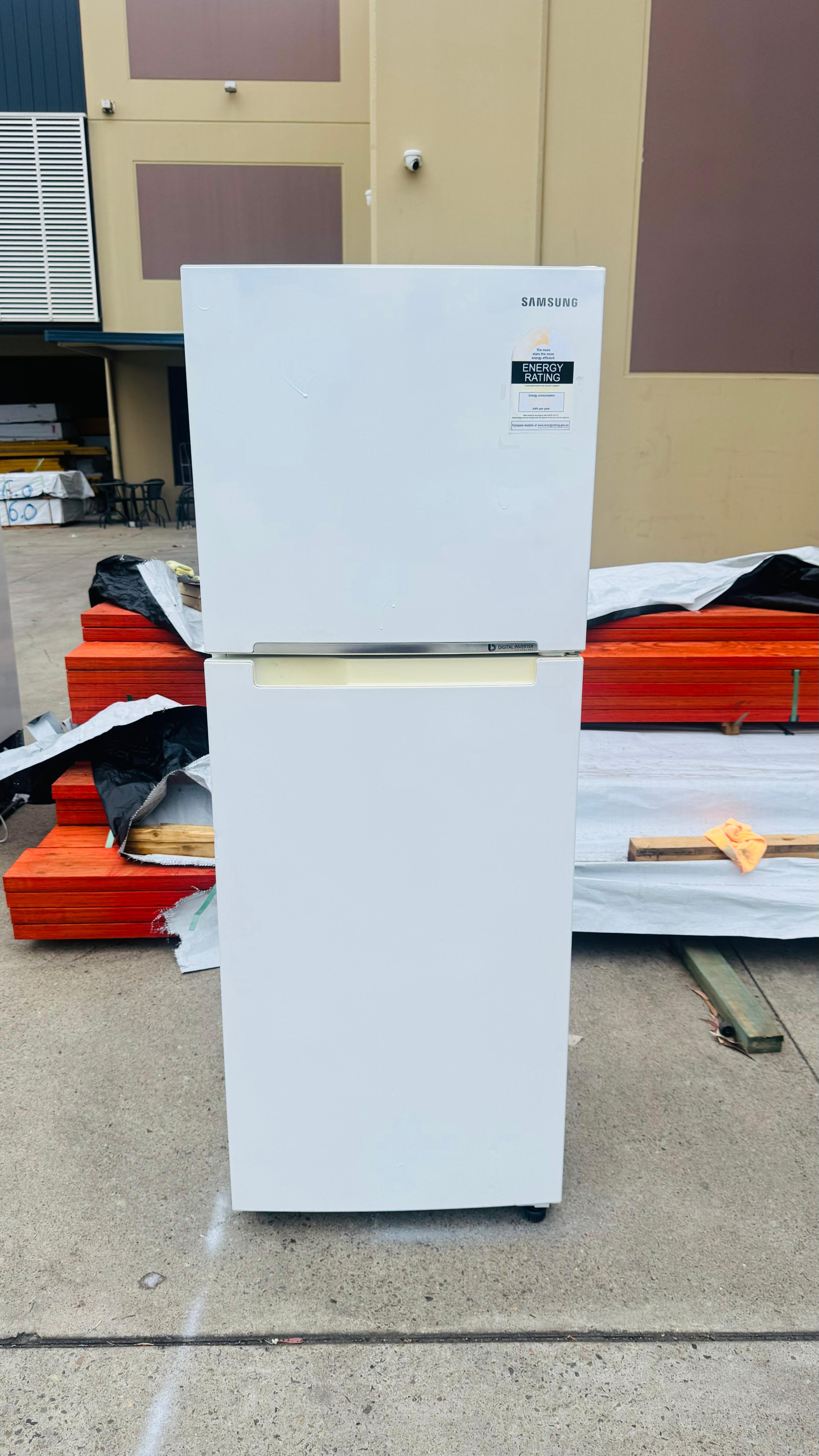 SAMSUNG 318 LITRES FRIDGE FREEZER