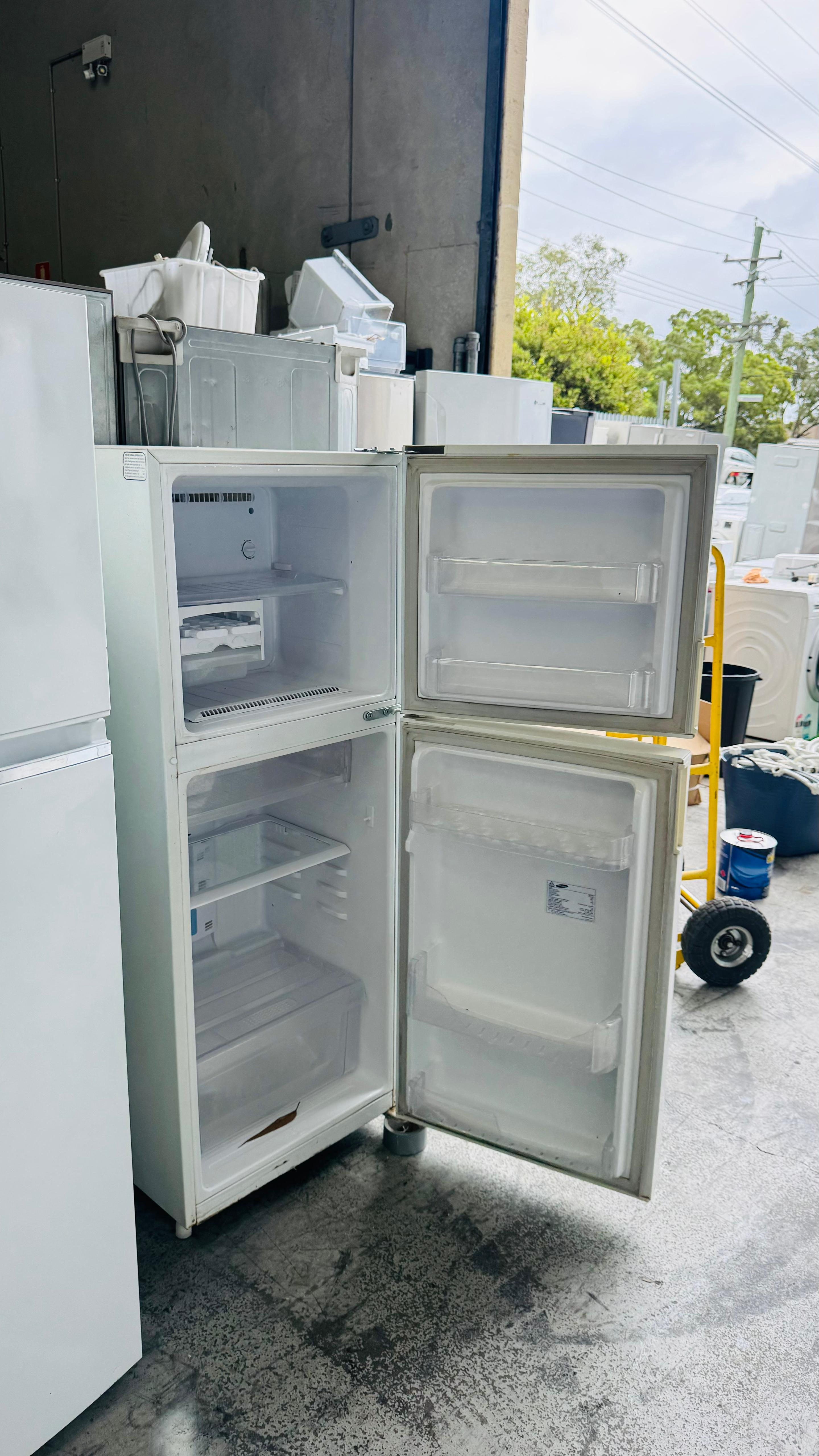 SAMSUNG 216 LITRES FRIDGE FREEZER