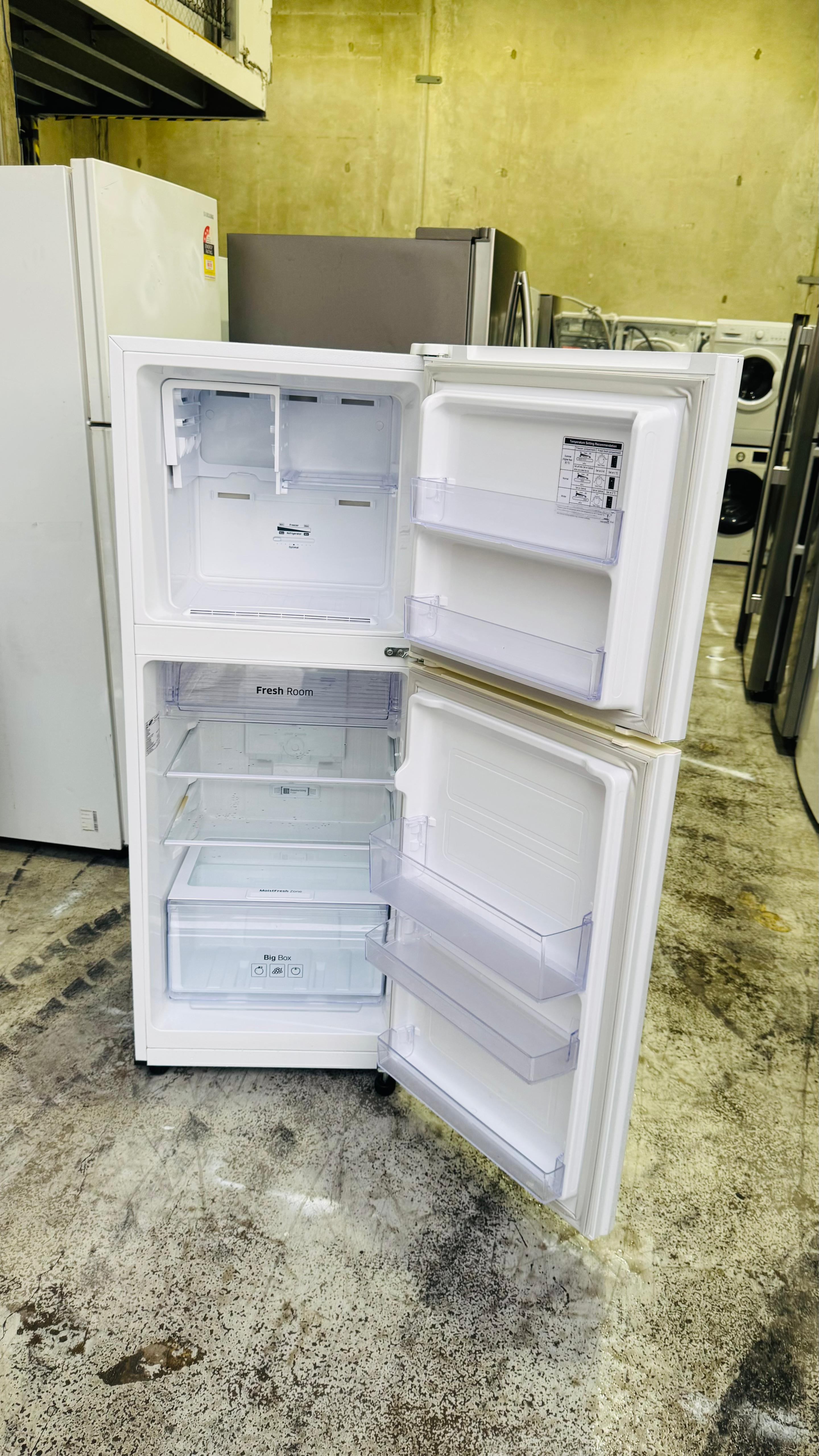 SAMSUNG 228 LITRES FRIDGE FREEZER