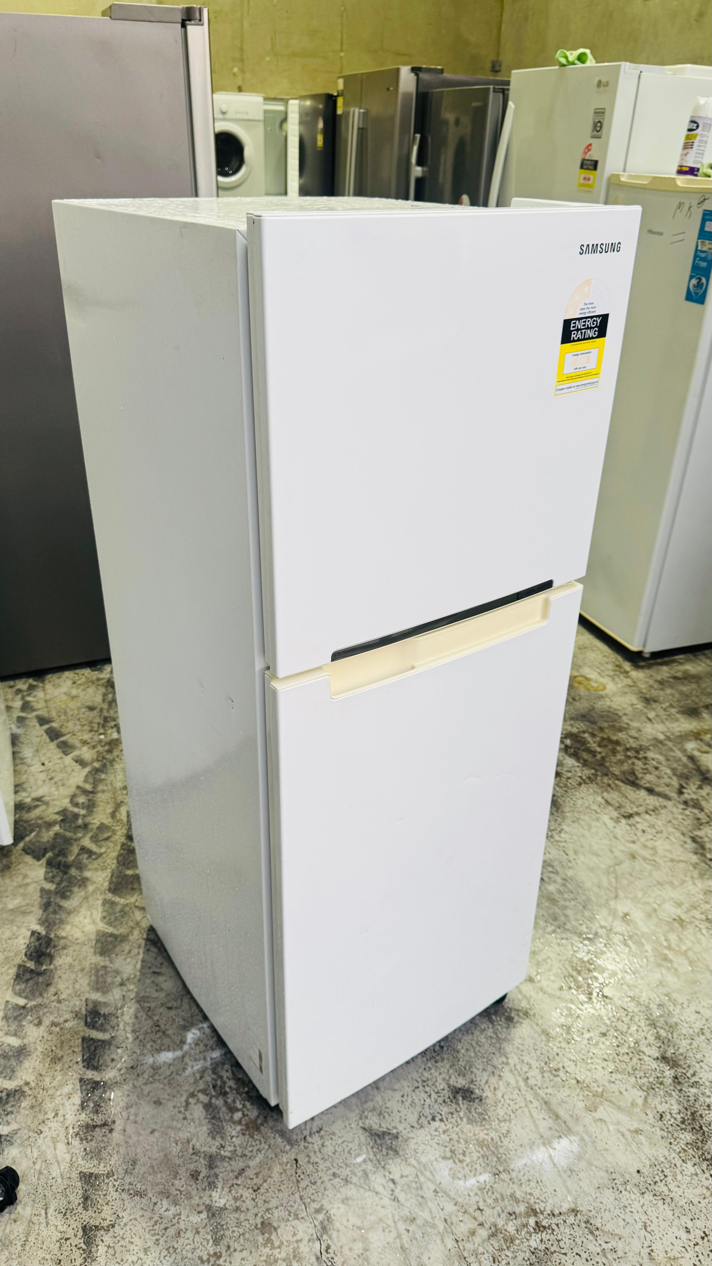 SAMSUNG 228 LITRES FRIDGE FREEZER