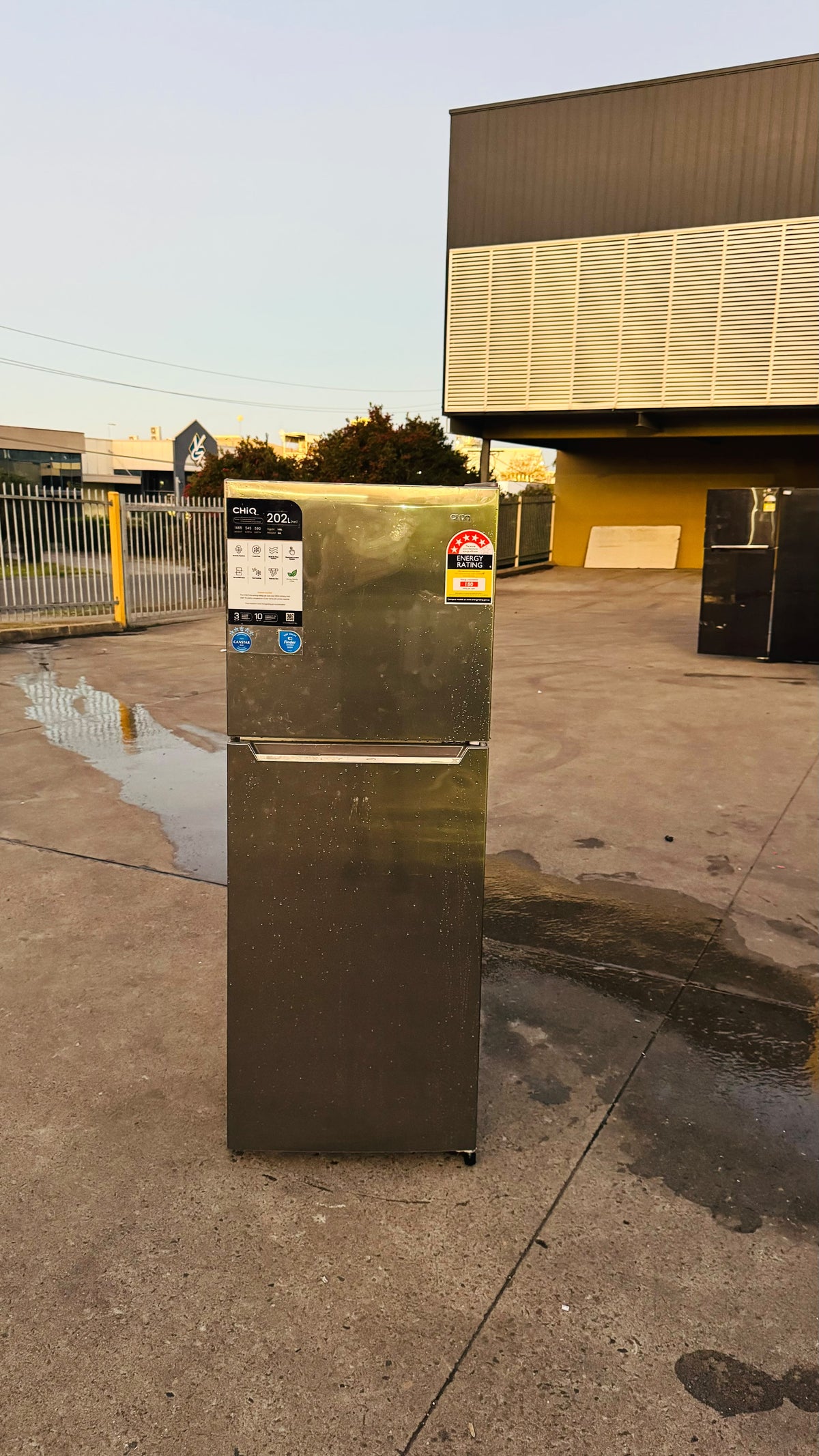CHIQ 202 LITRES FRIDGE FREEZER