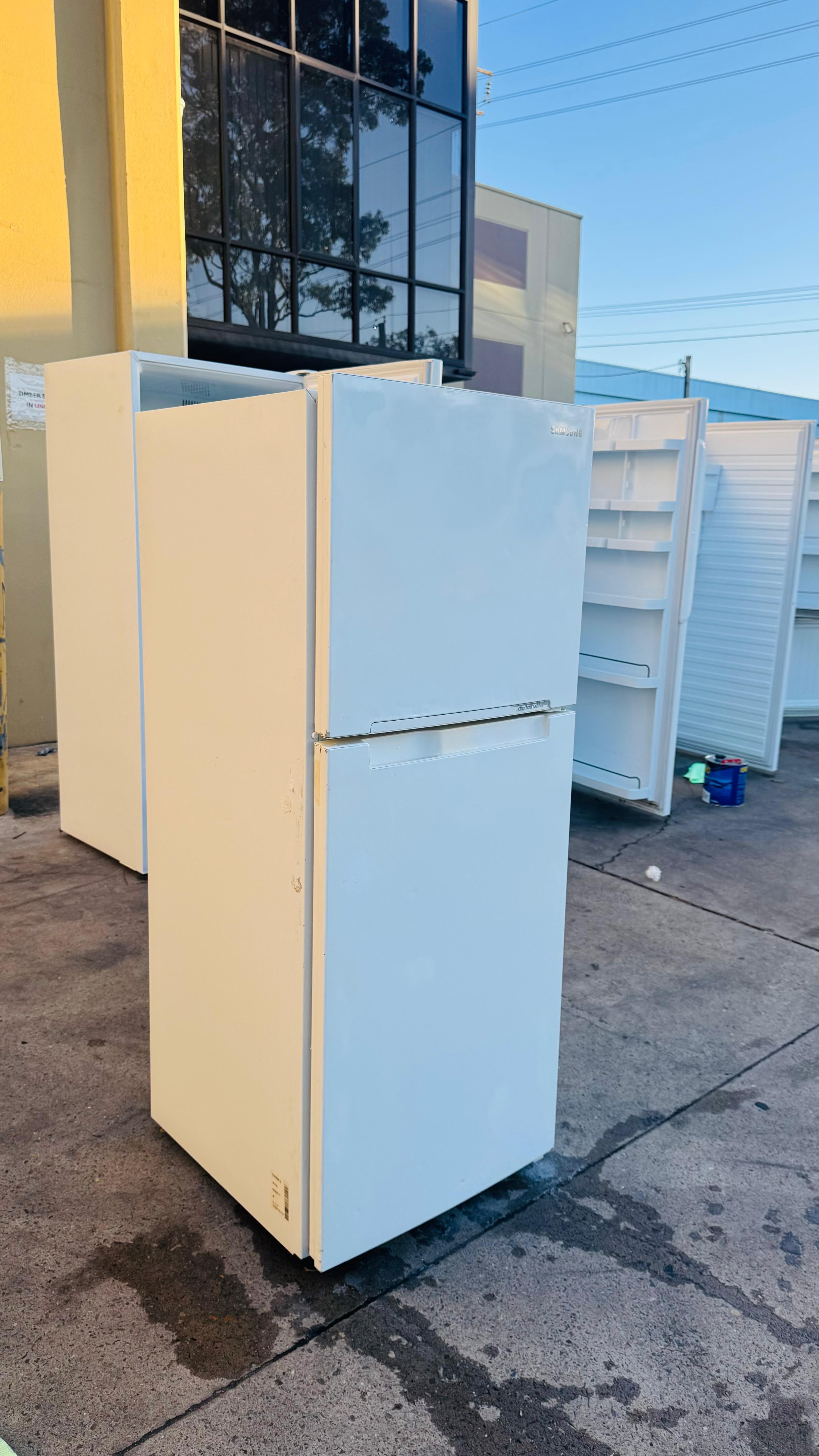 SAMSUNG 228 LITRES FRIDGE FREEZER