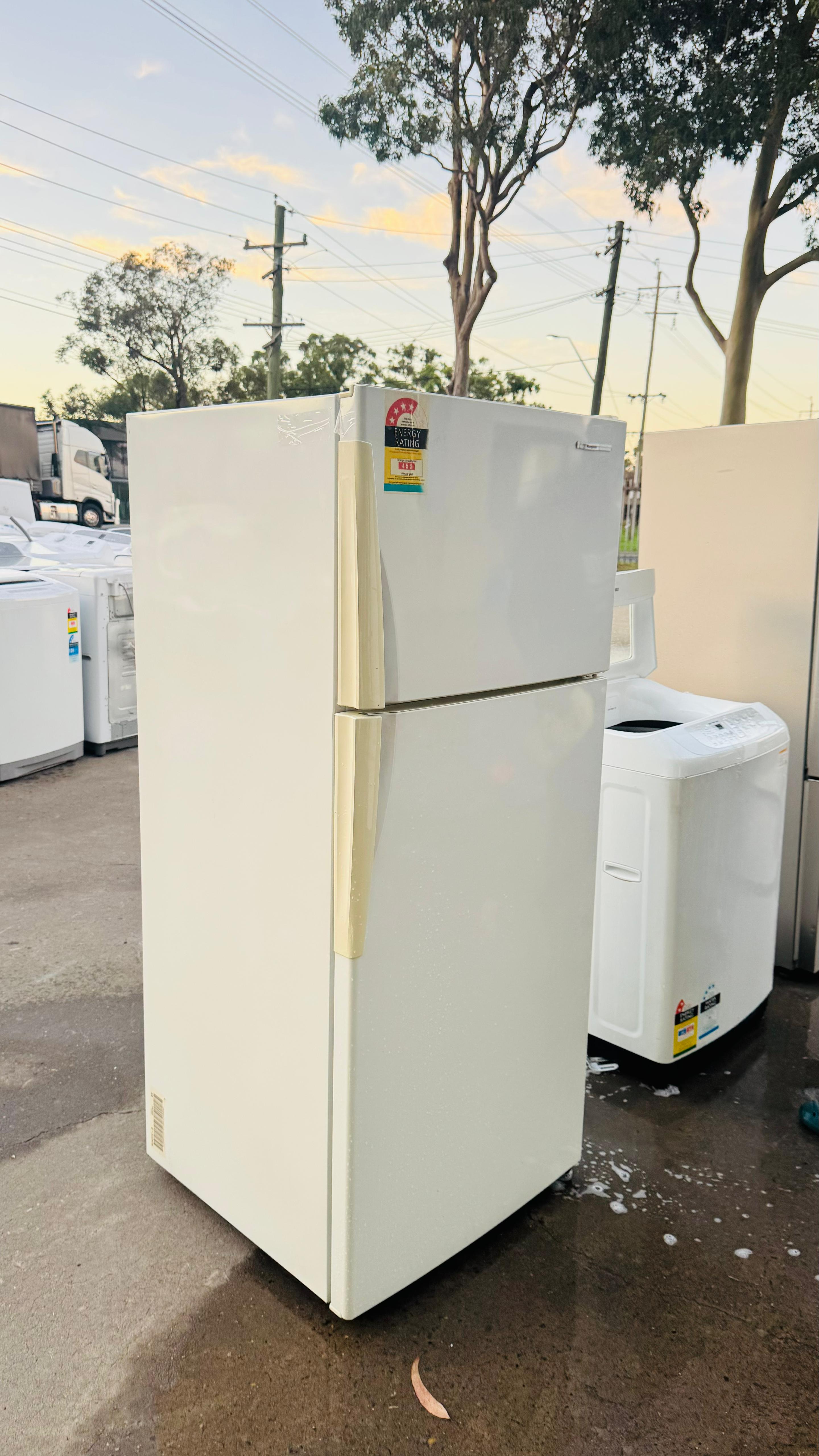 WESTINGHOUSE 416 LITRES FRIDGE FREEZER