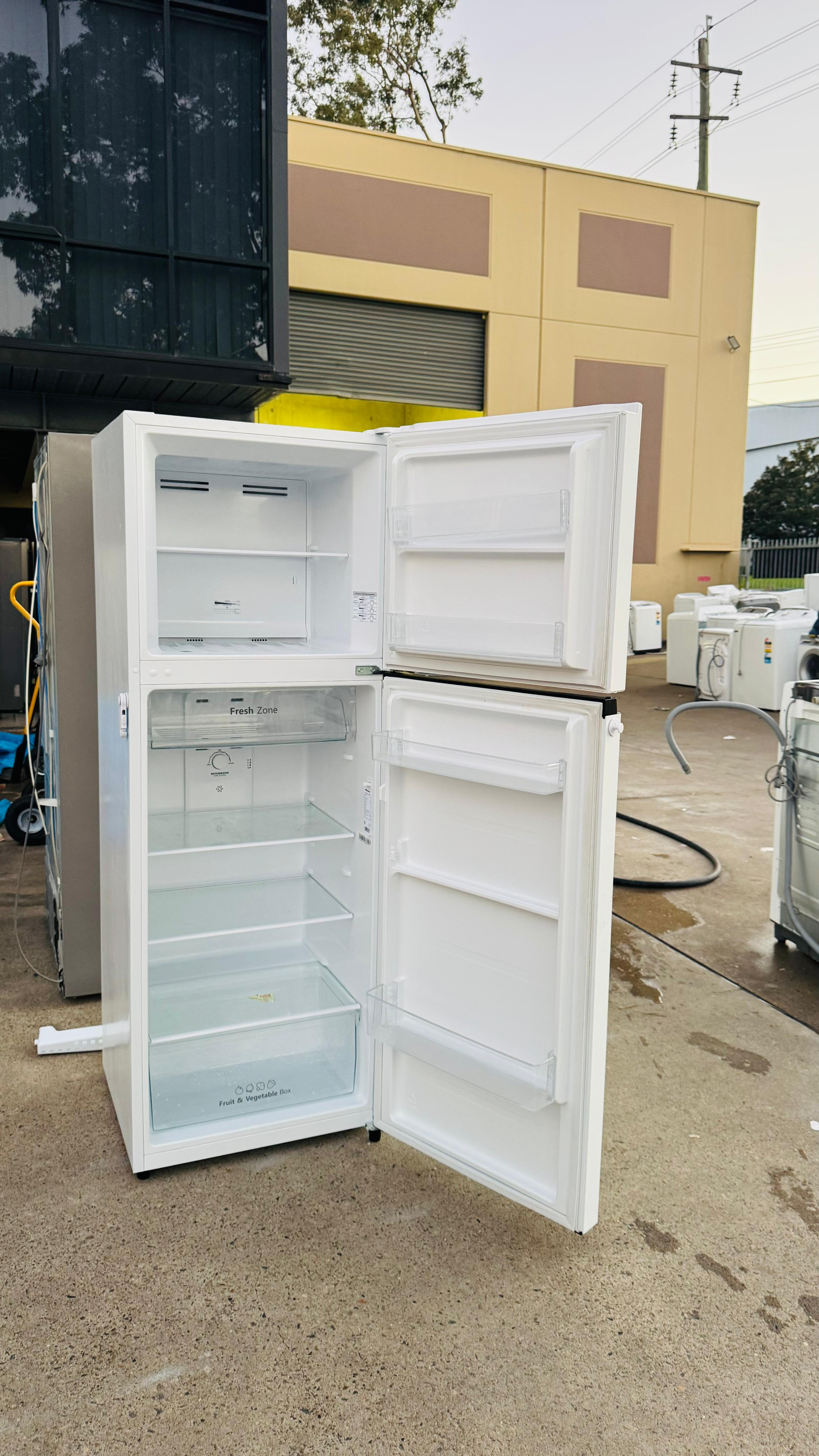 HISENSE 326 LITRES FRIDGE FREEZER