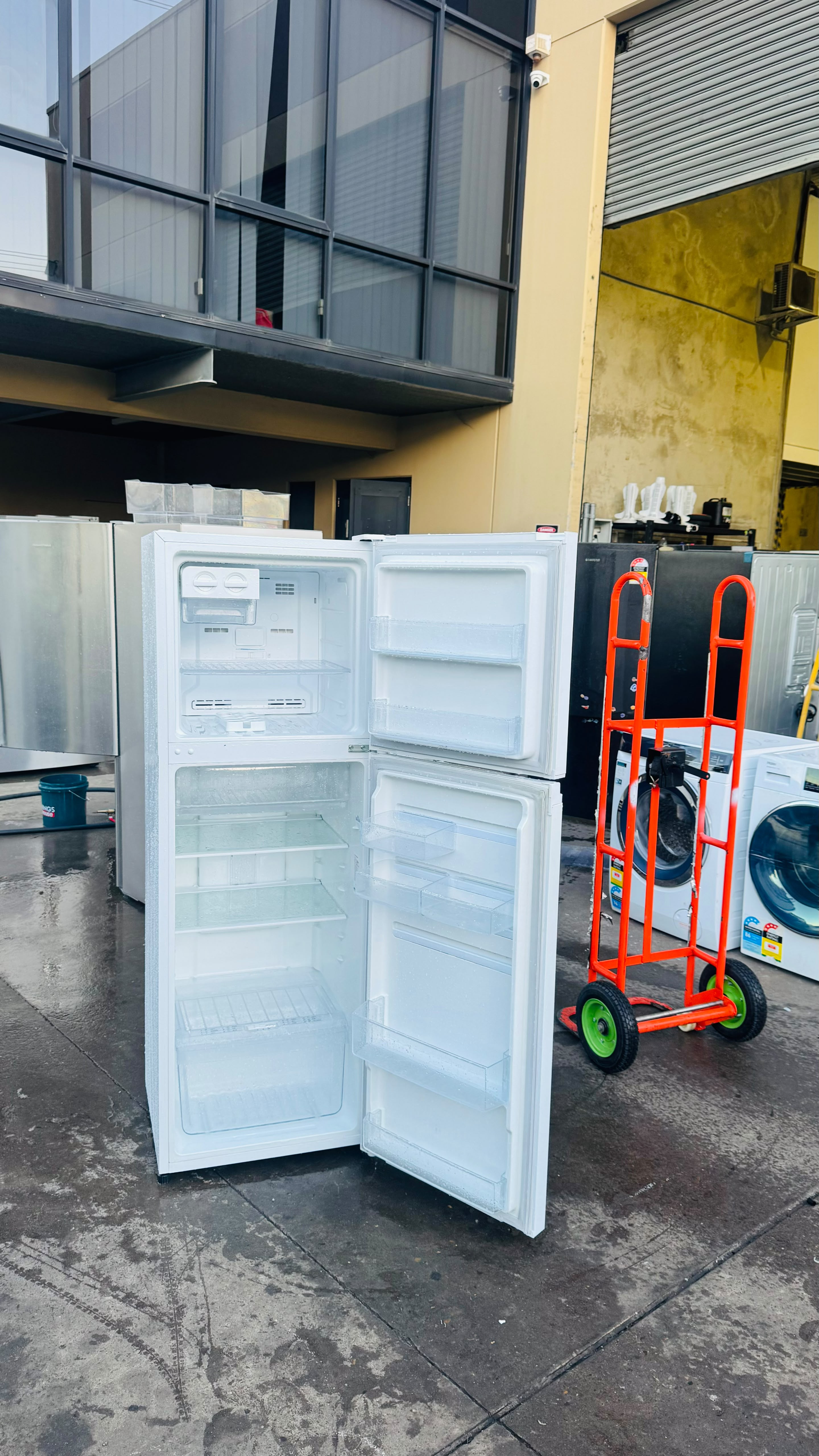 WESTINGHOUSE 276 LITRES FRIDGE FREEZER